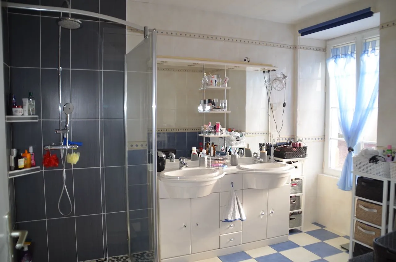 Très belle maison en pierre rénovée de 260 m² avec dépendances et grand jardin en Vendée 