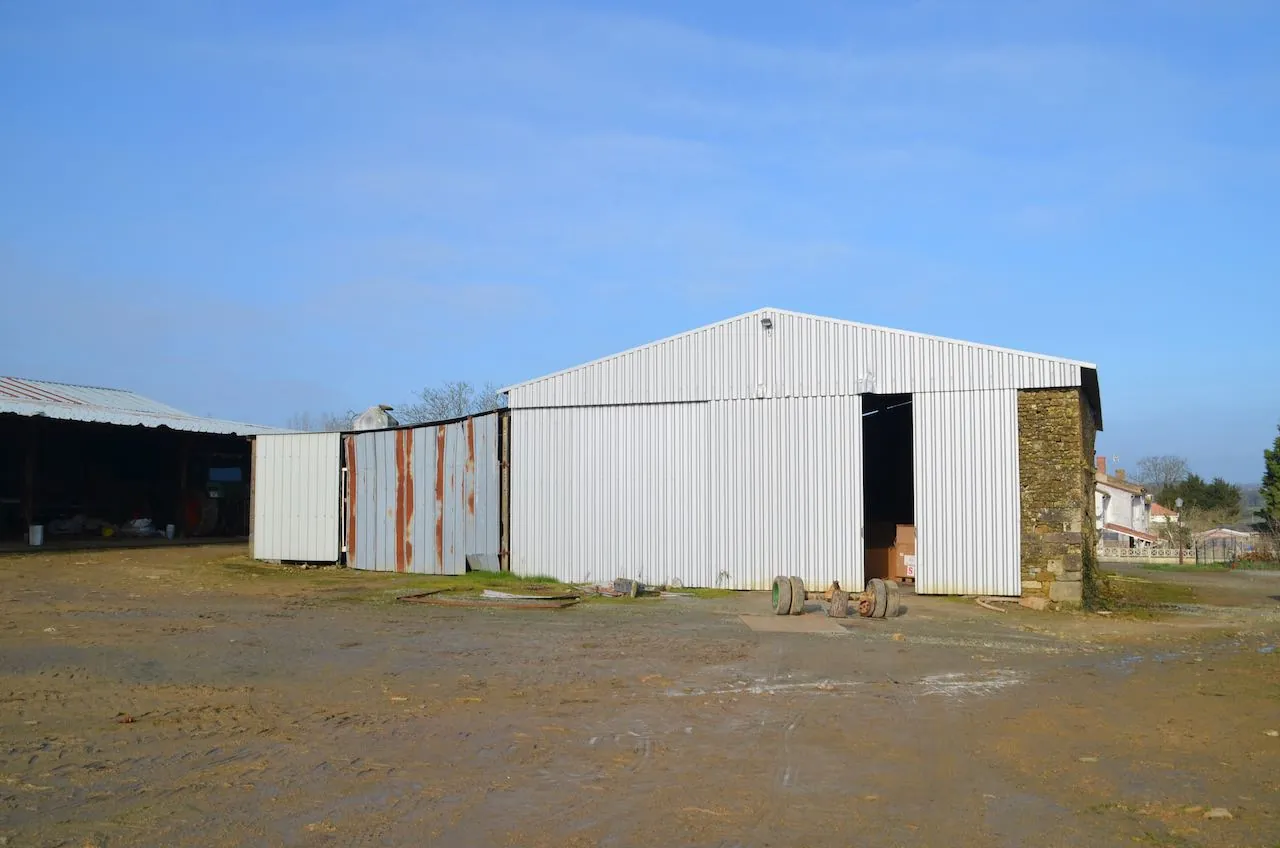 Très belle maison en pierre rénovée de 260 m² avec dépendances et grand jardin en Vendée 