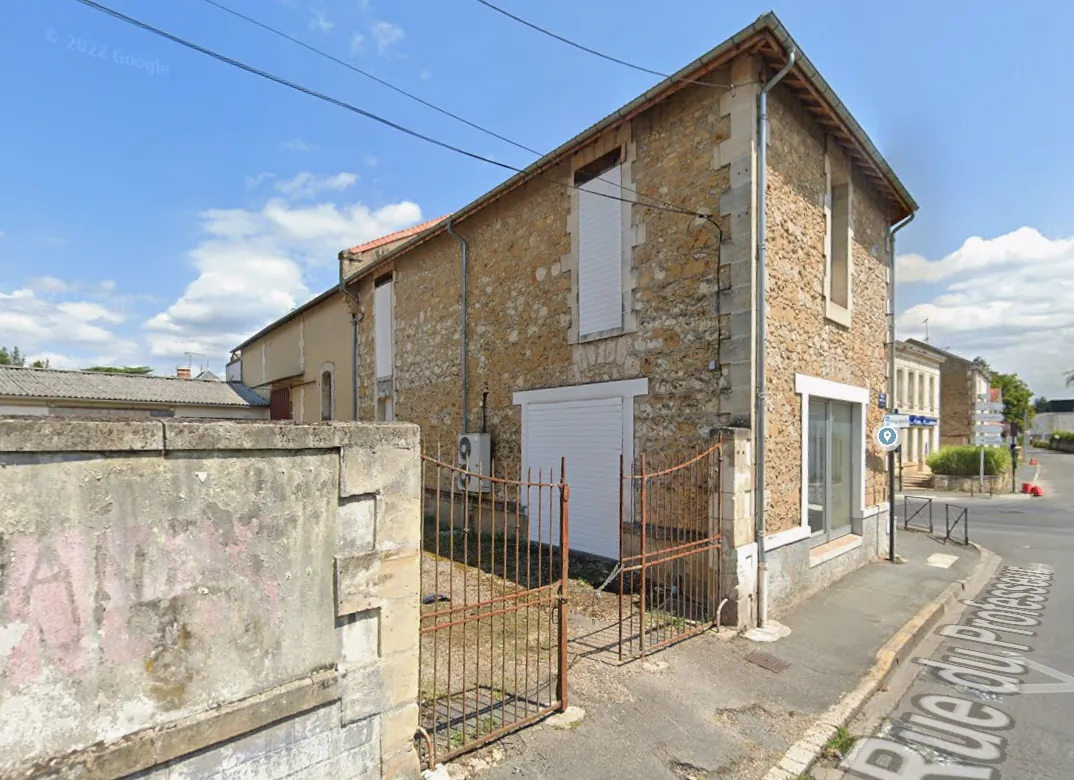 Ancien magasin en pierre à vendre à Bergerac avec parking et extension possible