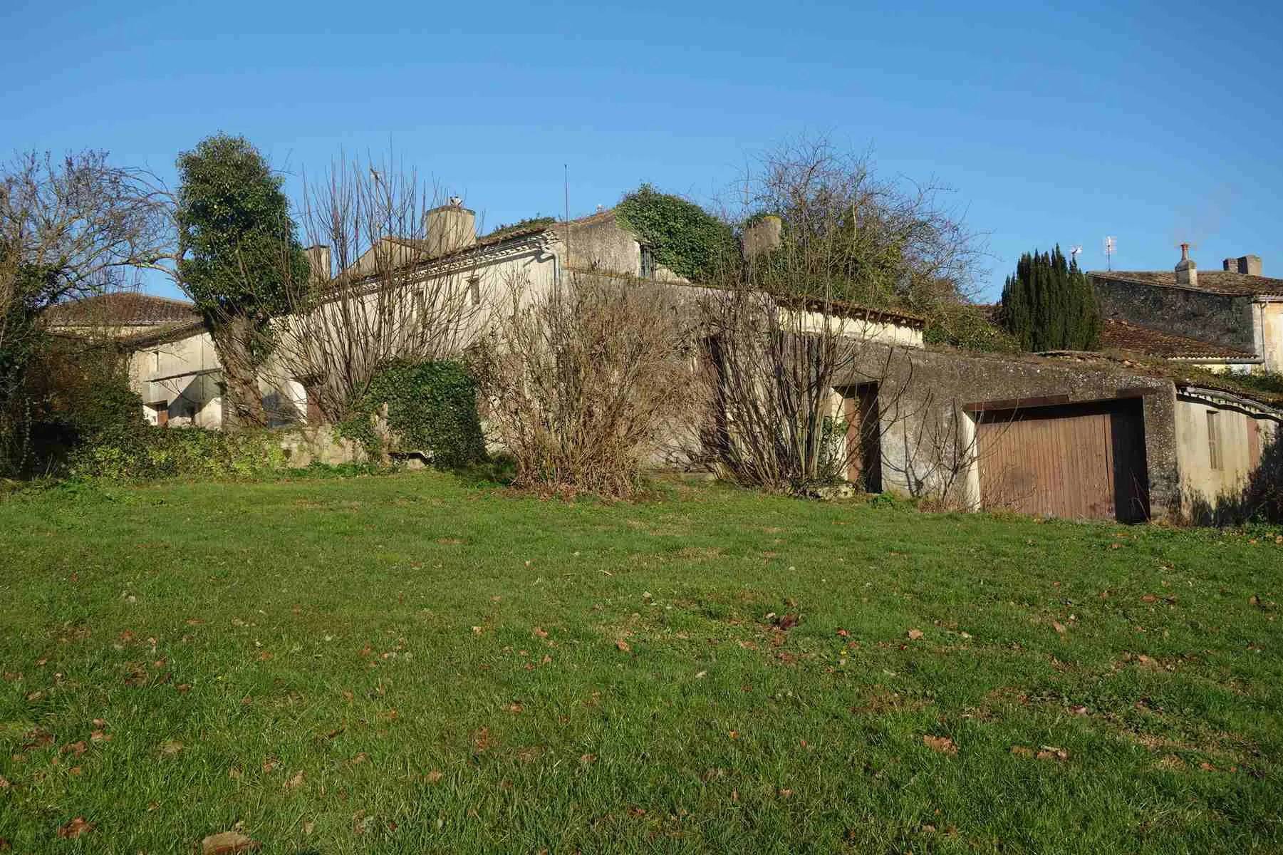 Ensemble immobilier à rénover avec vue sur parc à Blaye