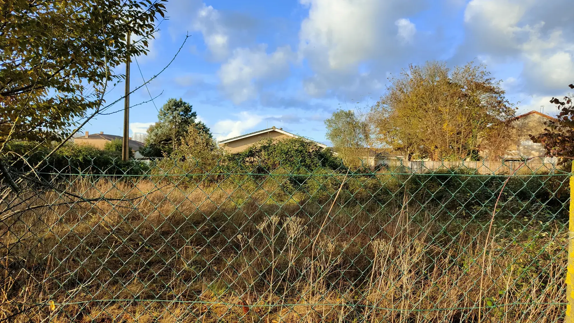 Terrain constructible de 698 m² à Langon, proximité de St Pierre d'Aurillac 