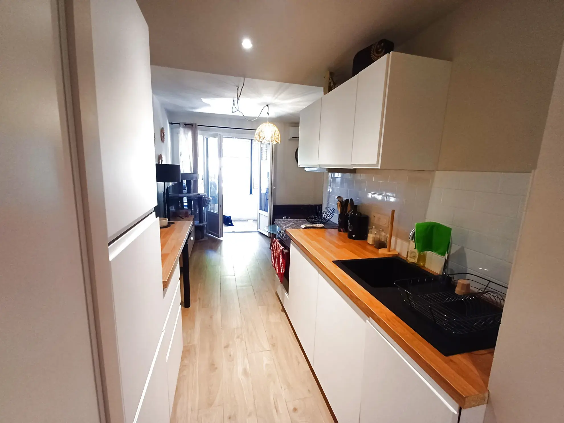 Studio lumineux rénové avec loggia à Hyères, secteur calme 