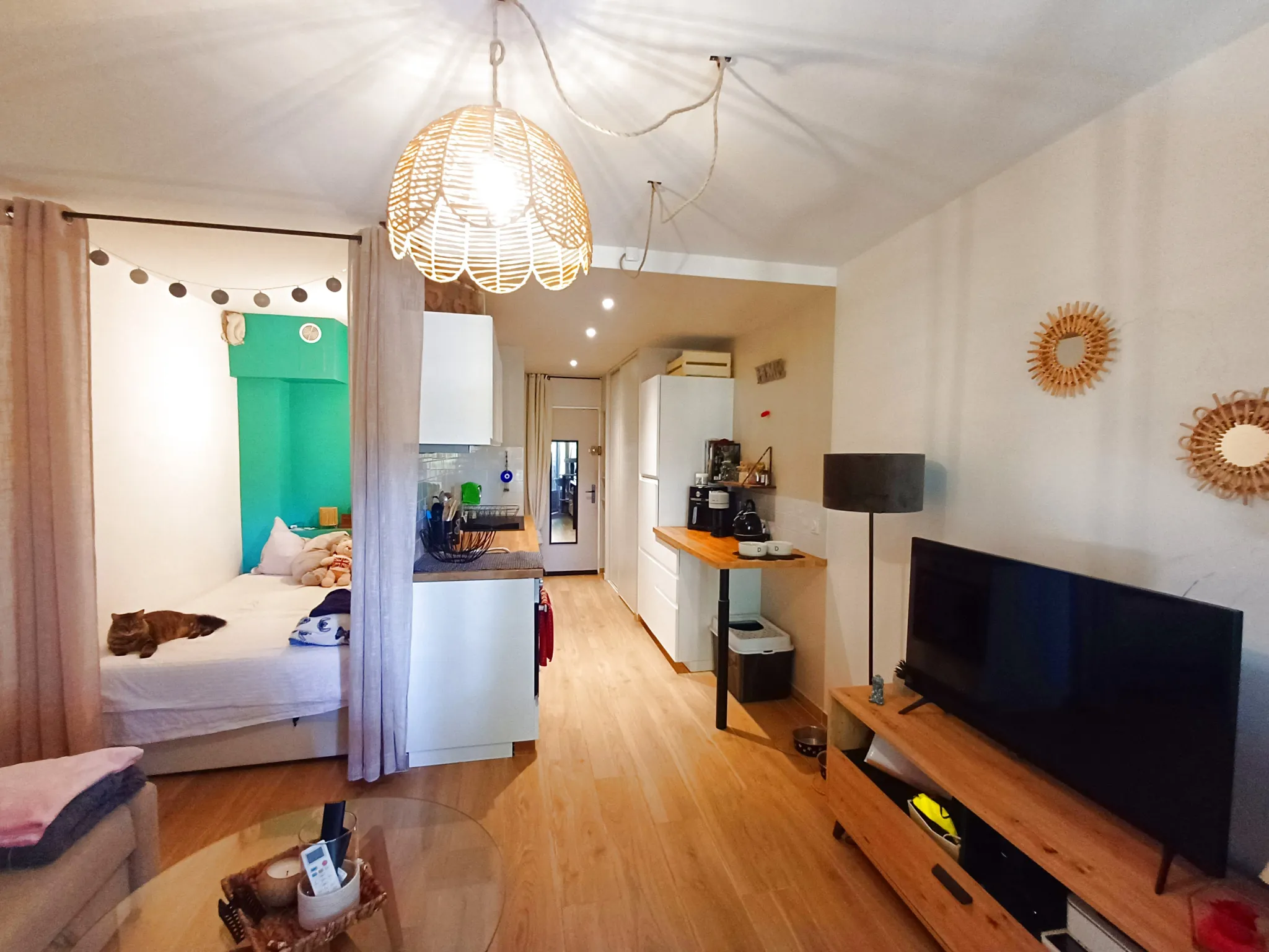 Studio lumineux rénové avec loggia à Hyères, secteur calme