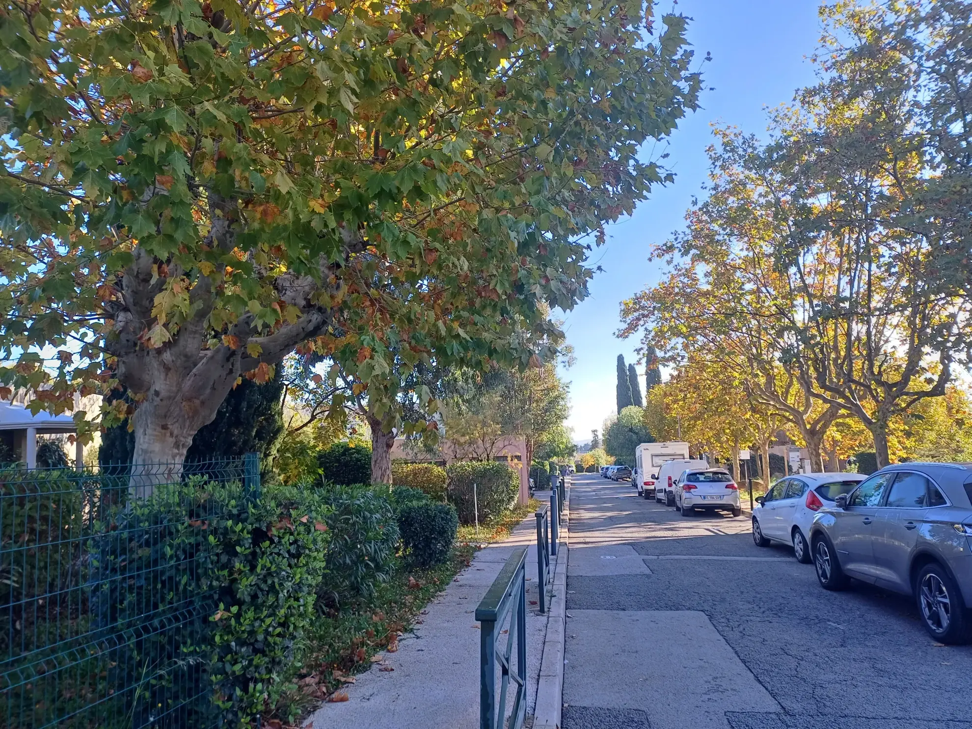 Studio lumineux rénové avec loggia à Hyères, secteur calme 
