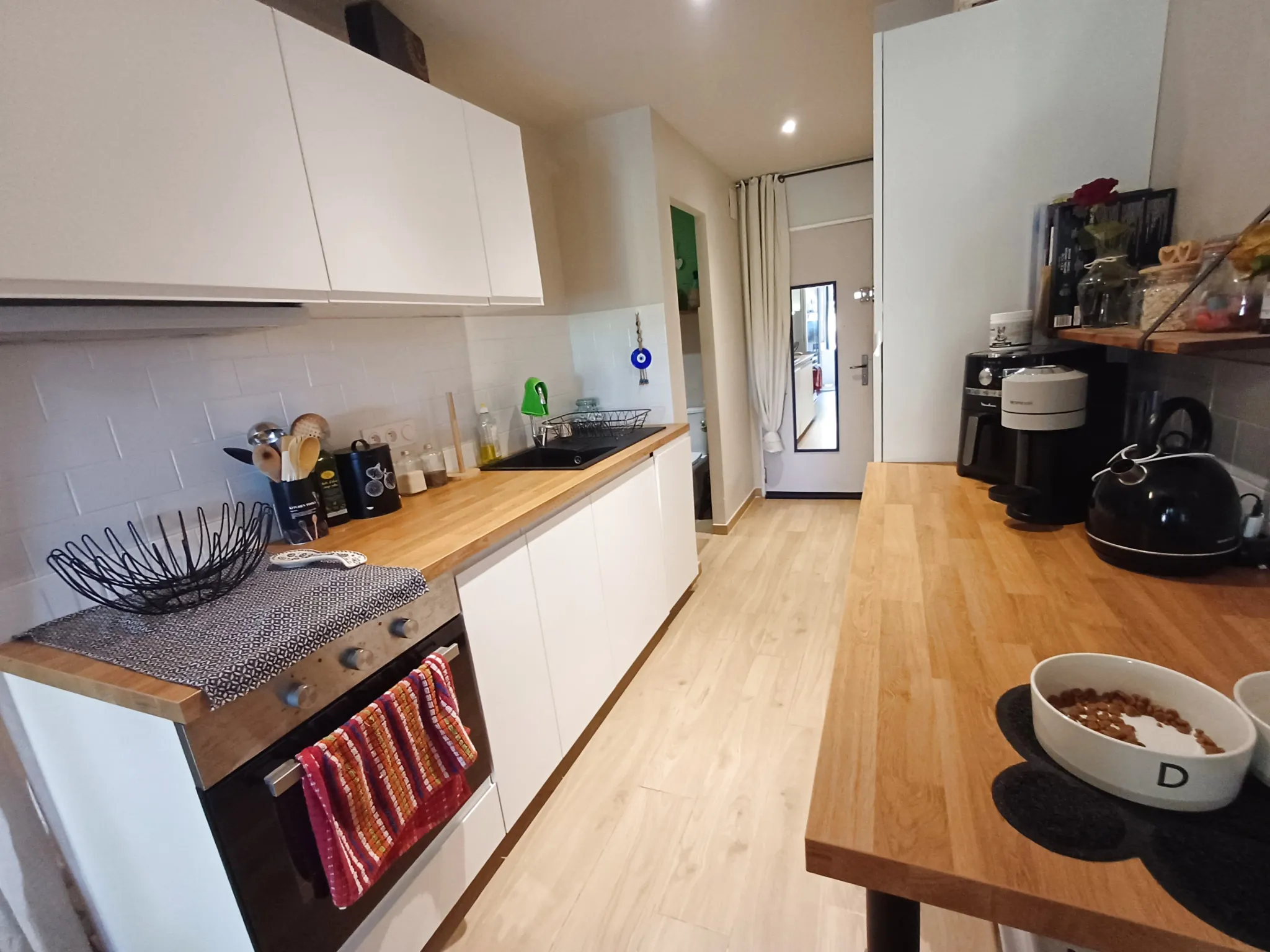 Studio lumineux rénové avec loggia à Hyères, secteur calme 