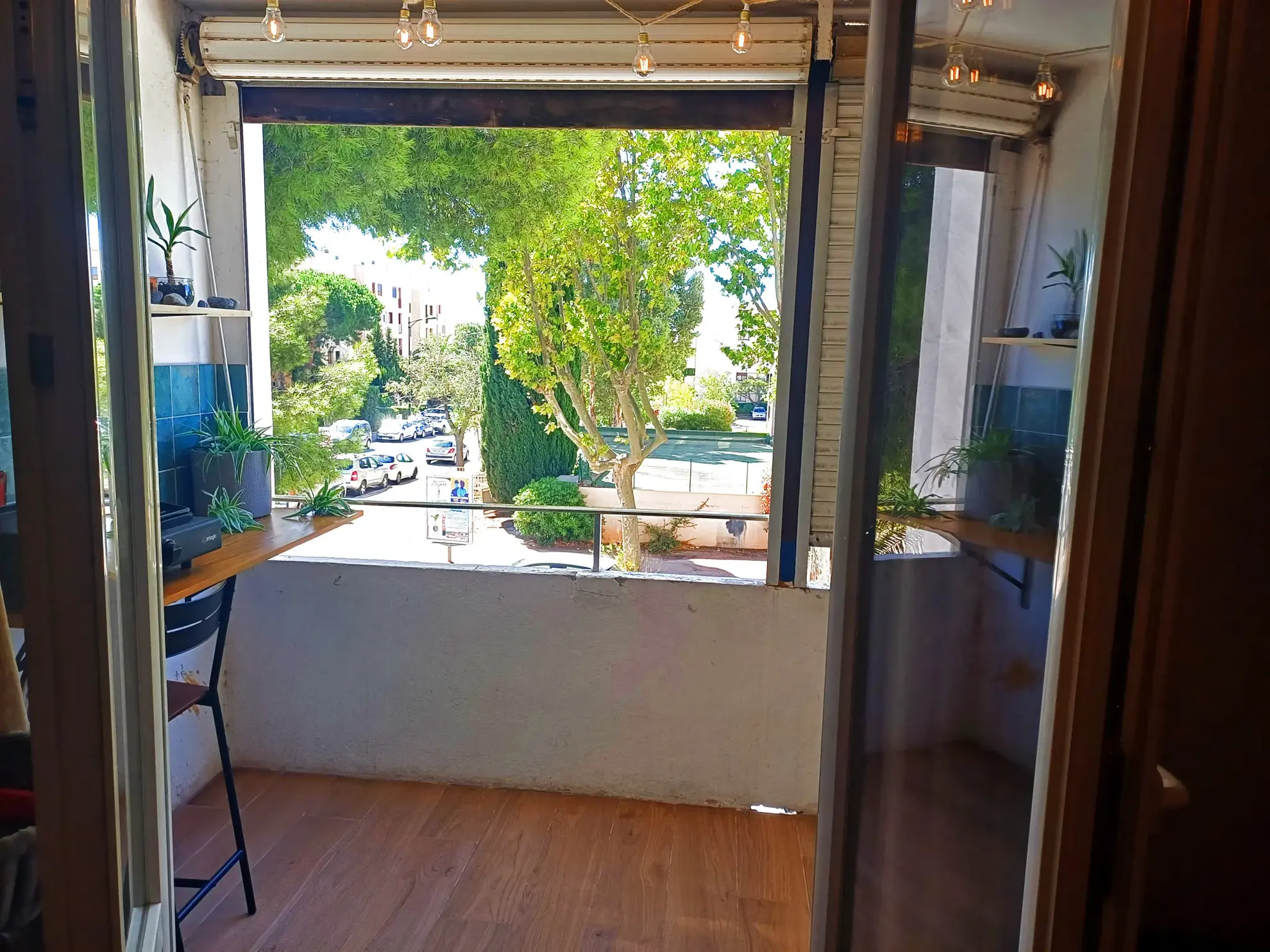 Studio lumineux rénové avec loggia à Hyères, secteur calme 