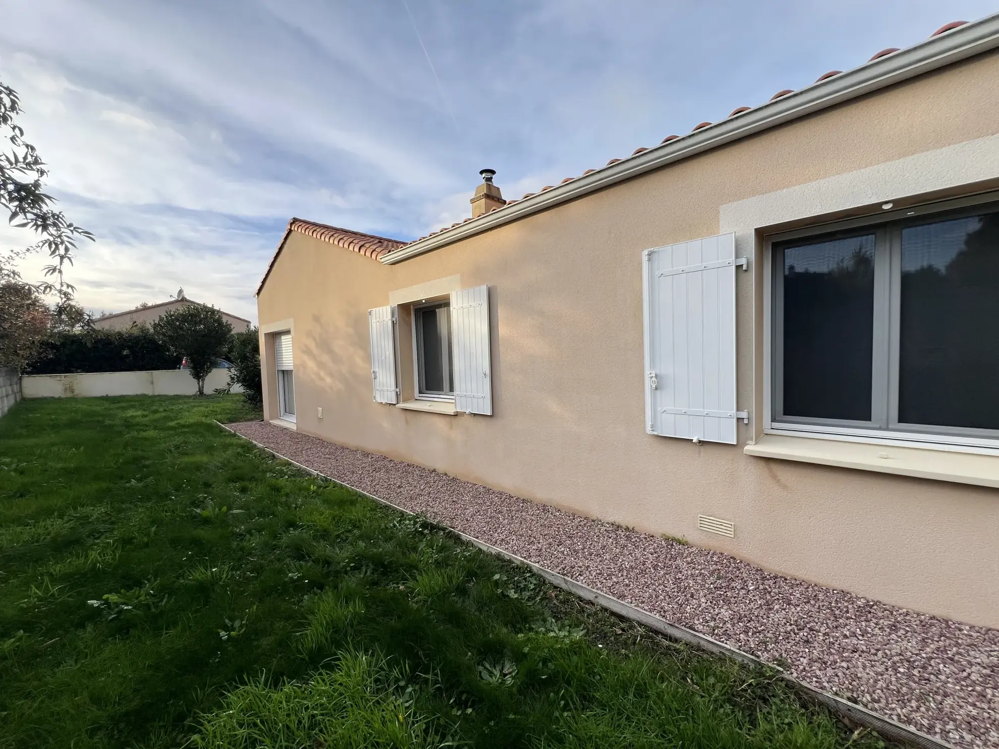 Maison familiale en vente à Le Girouard, proche bourg avec terrasse et cheminée