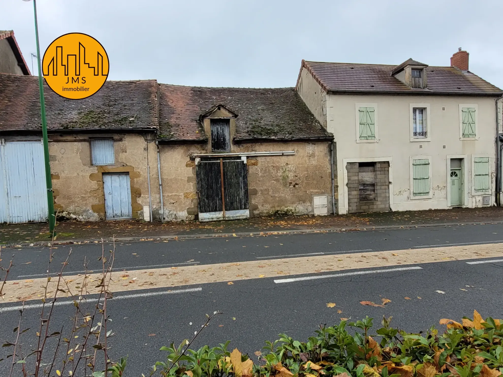 Maison à rénover avec garage et espace de stockage à Montmaurault 