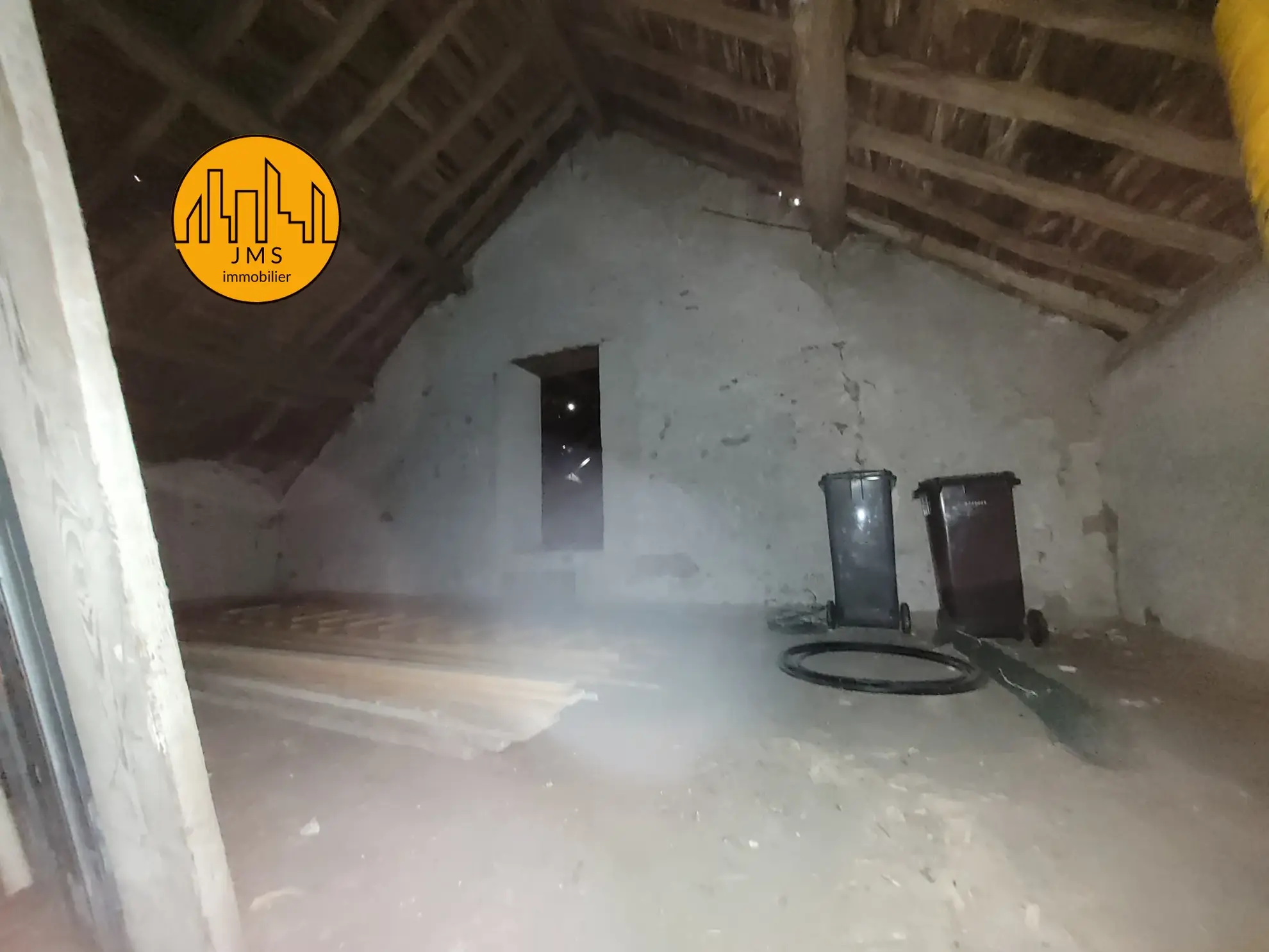 Maison à rénover avec garage et espace de stockage à Montmaurault 