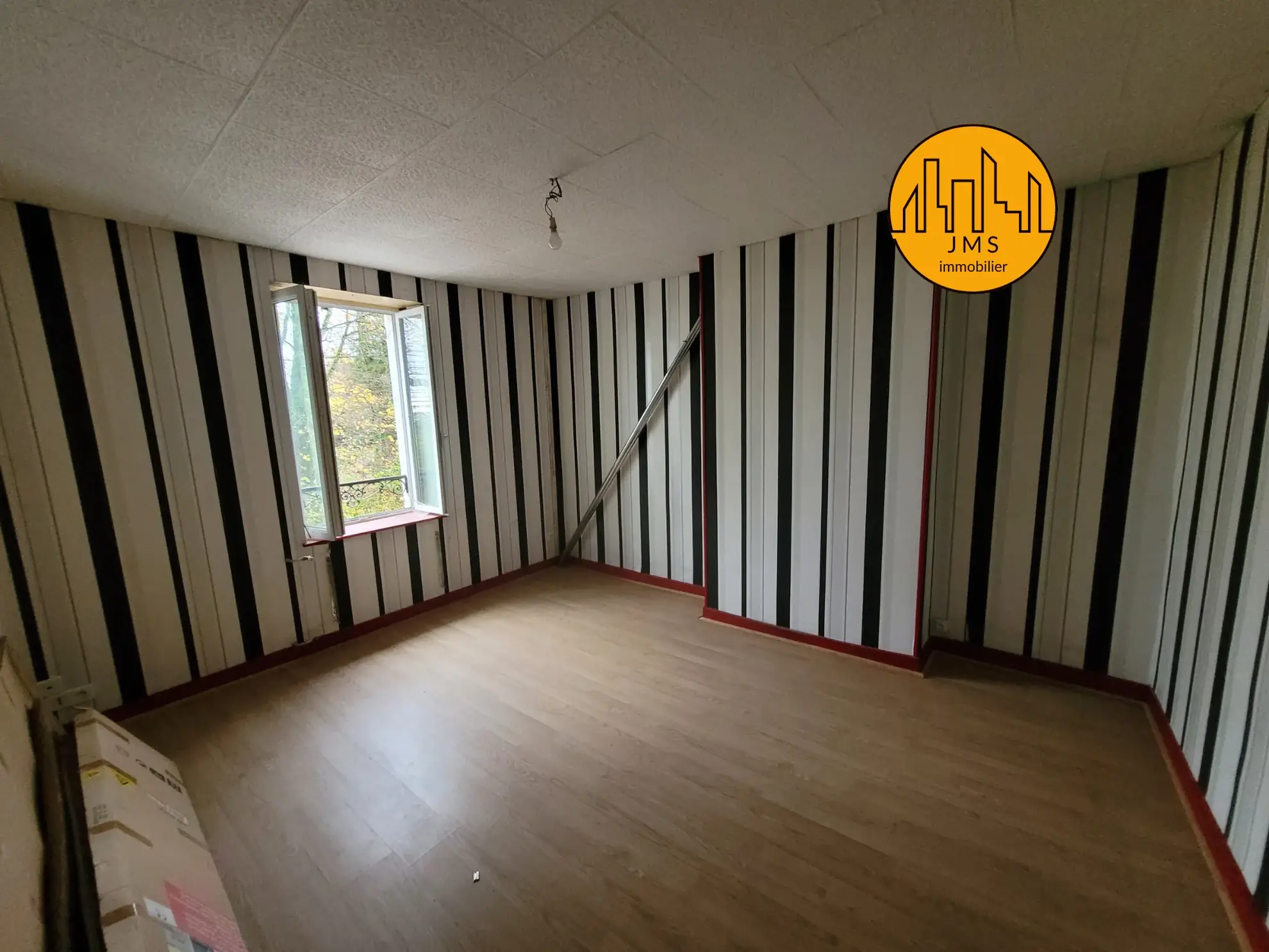 Maison à rénover avec garage et espace de stockage à Montmaurault 