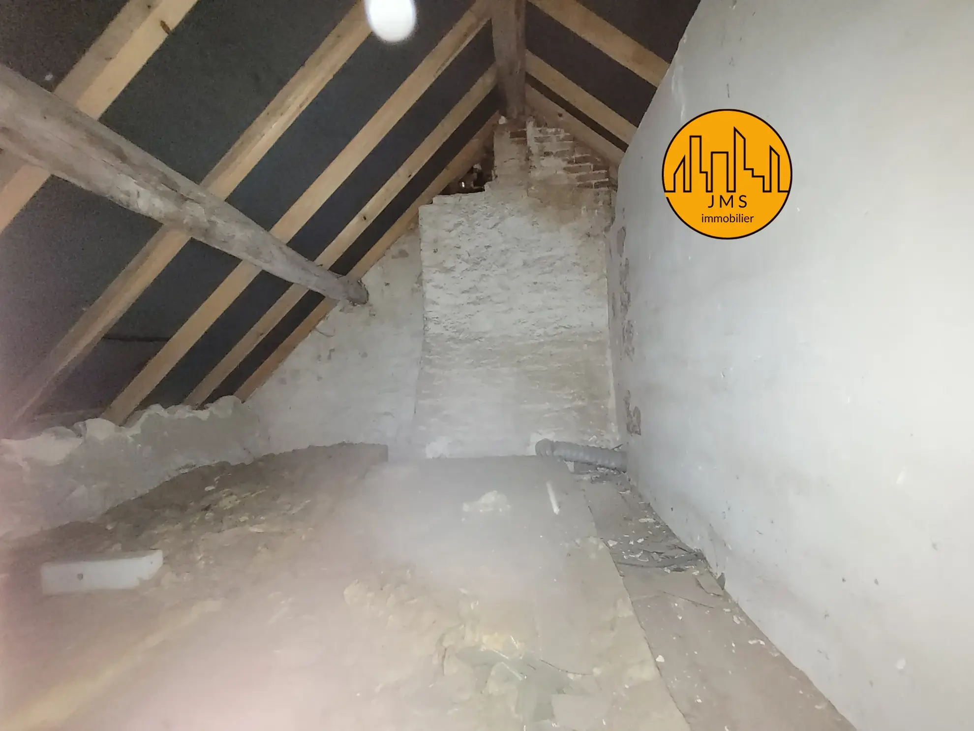 Maison à rénover avec garage et espace de stockage à Montmaurault 