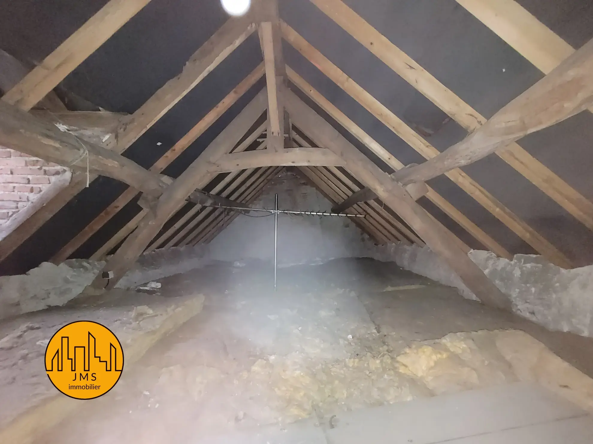 Maison à rénover avec garage et espace de stockage à Montmaurault 