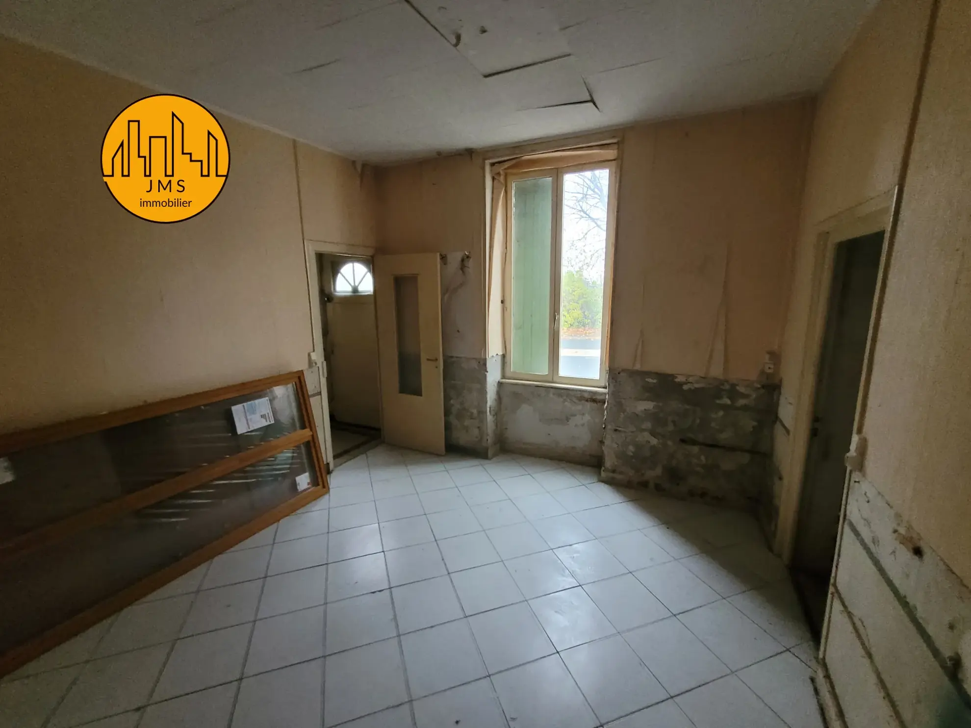 Maison à rénover avec garage et espace de stockage à Montmaurault 