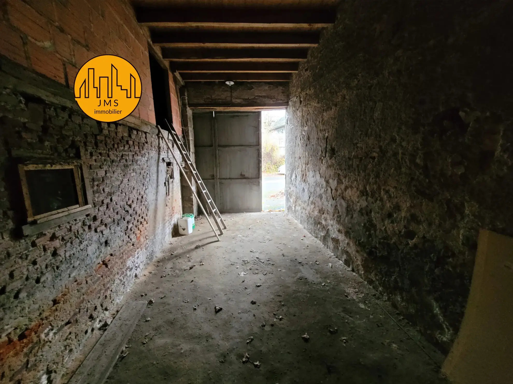 Maison à rénover avec garage et espace de stockage à Montmaurault 