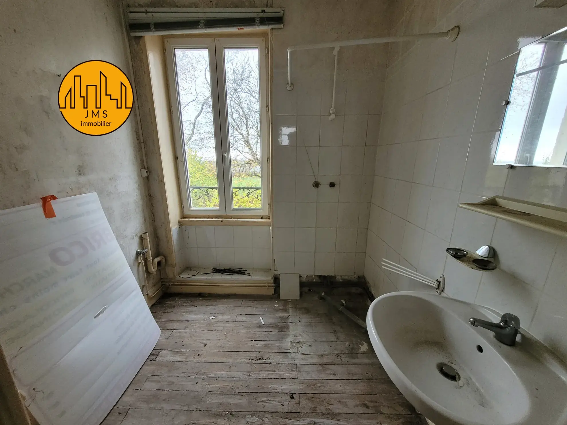 Maison à rénover avec garage et espace de stockage à Montmaurault 