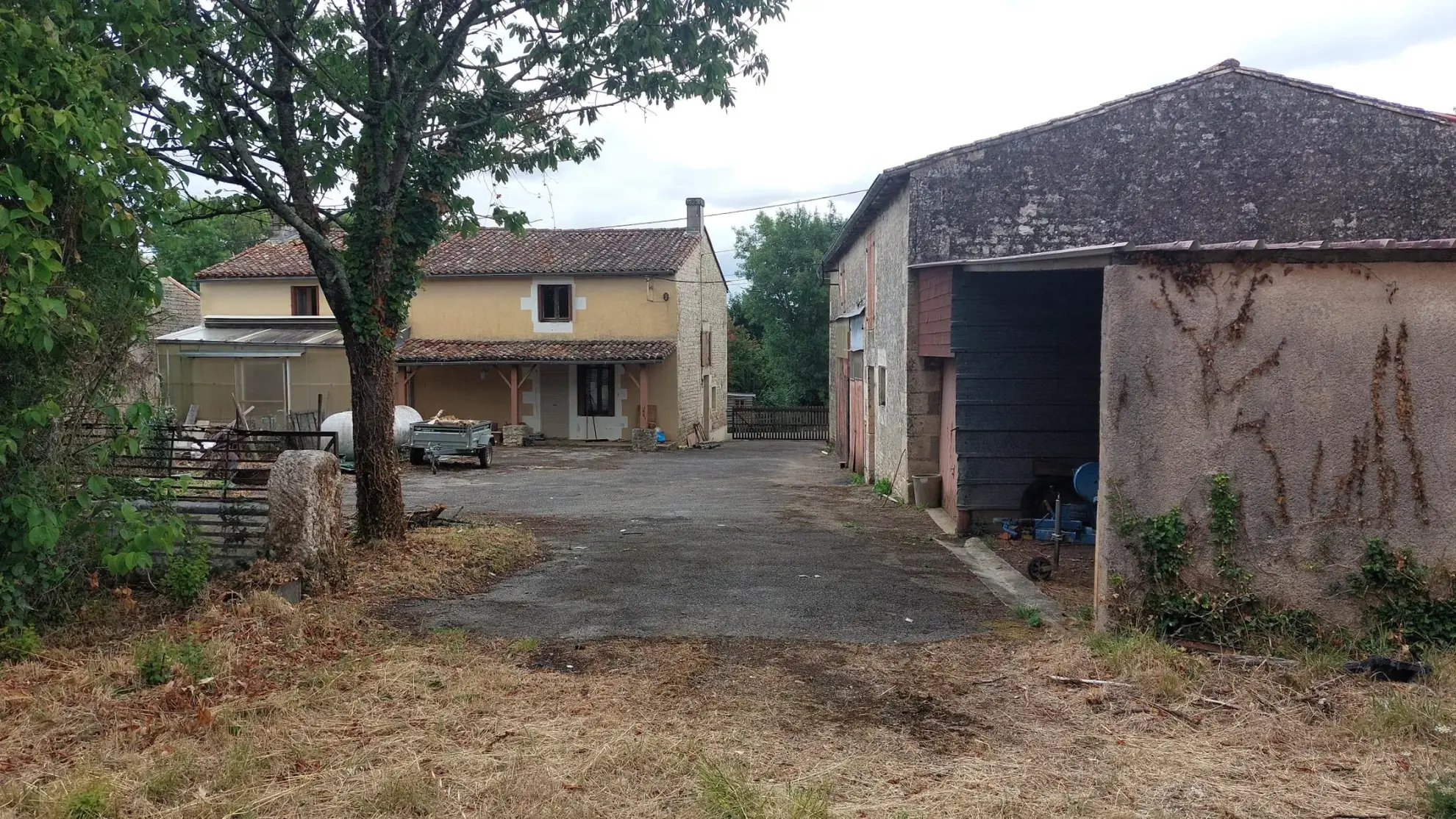 Maison à rénover à Sciecq avec jardin et dépendances – Opportunité rare