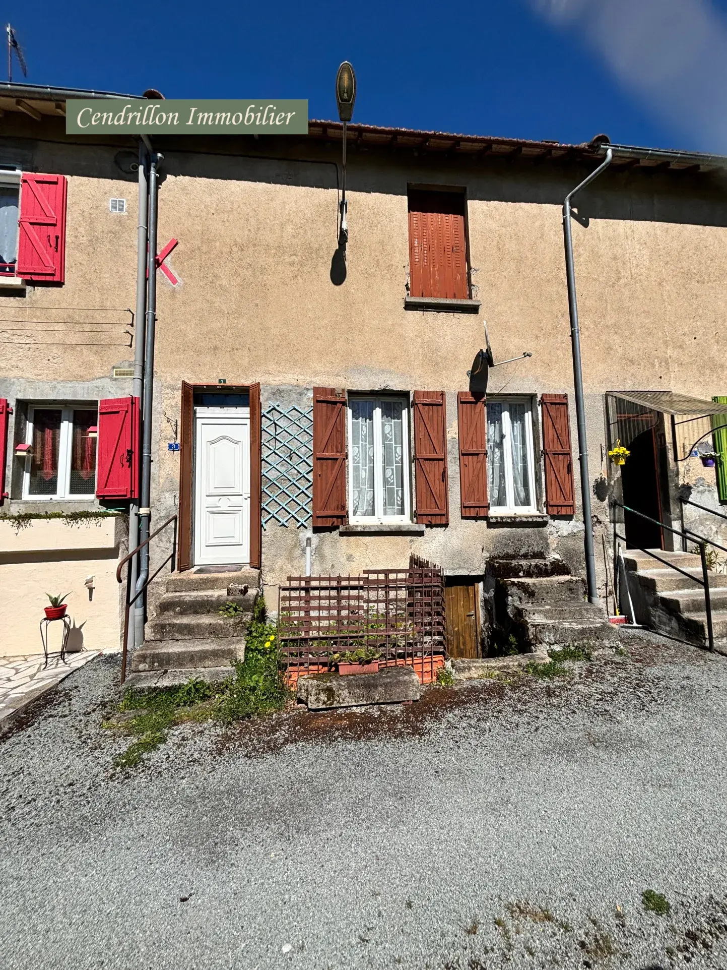 Maison mitoyenne à rénover de 95 m² avec grand jardin à Bosmoreau les Mines