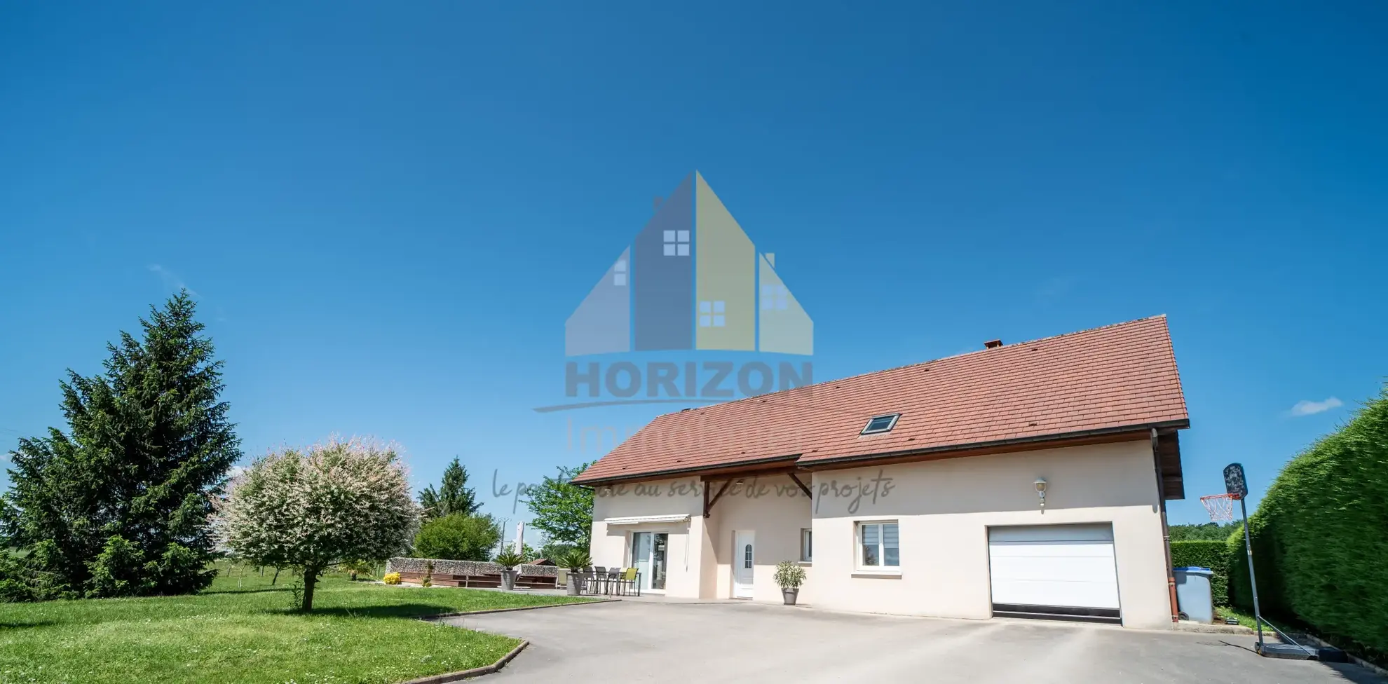 Belle maison lumineuse avec piscine et grande superficie à Commenailles