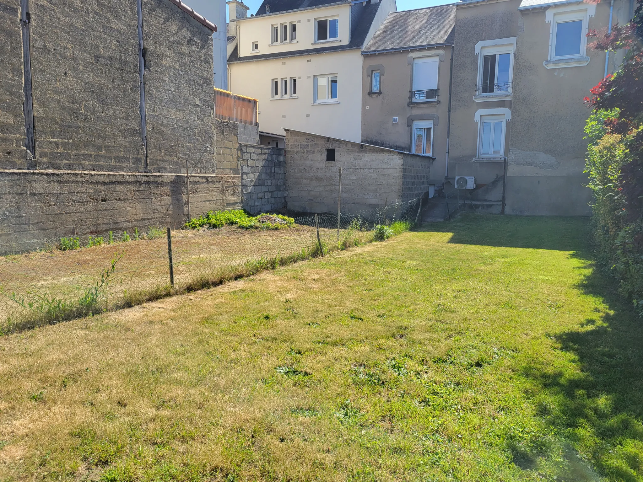 Investissement immobilier à Le Mans : immeuble locatif avec appartement, local et maison loués 