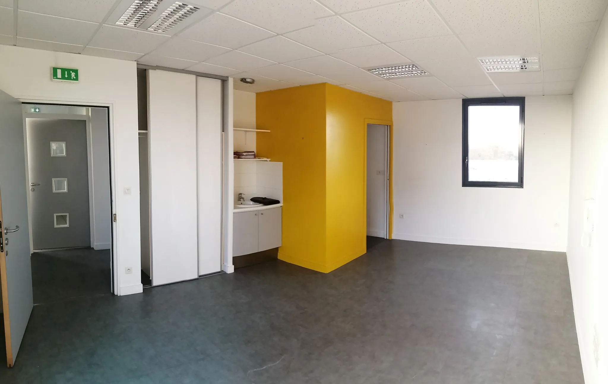 À vendre bureau lumineux de 36,40 m² avec terrasse à La Rochelle