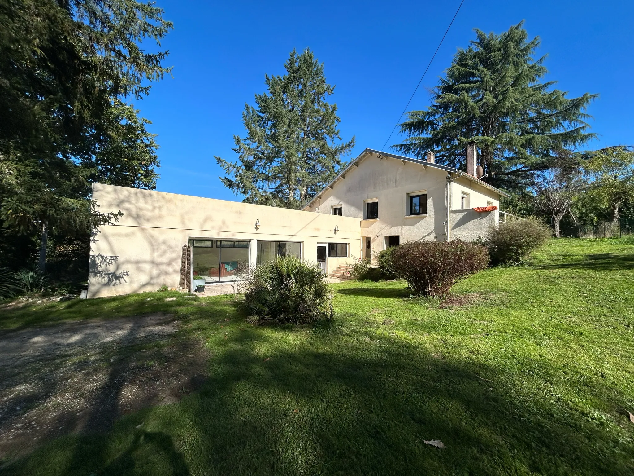 Villa spacieuse de 184 m² avec jardin et terrasse à Champcevinel - Offre à saisir