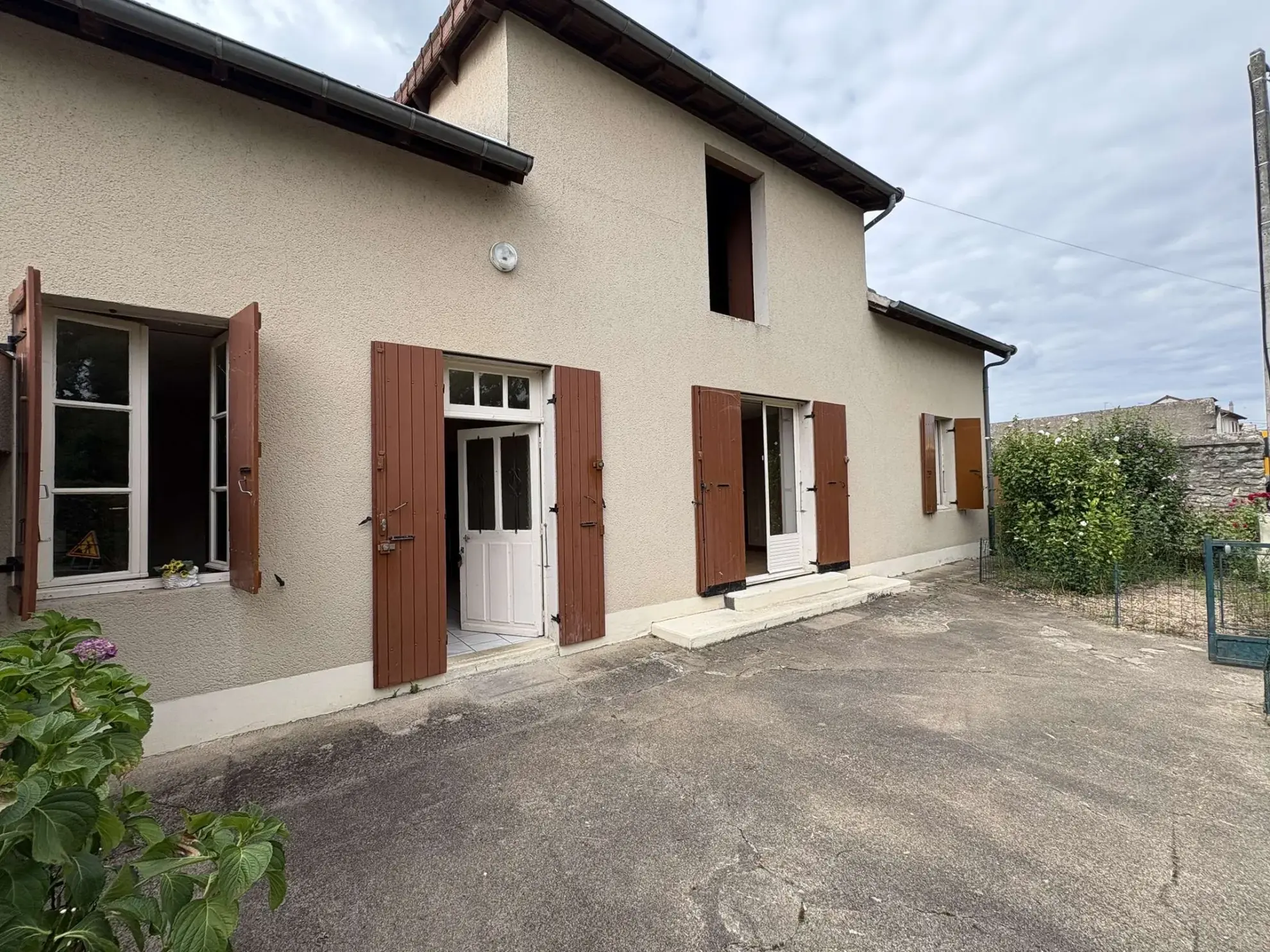 Maison de plain-pied à Decize avec garage et terrasse - Proche commodités