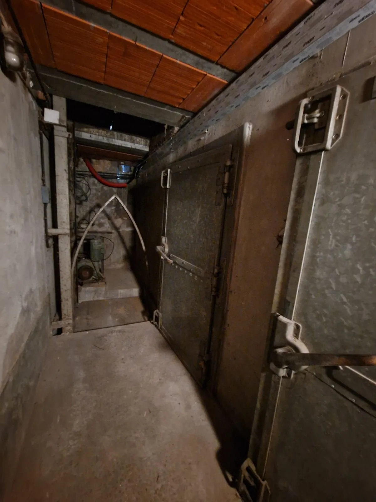 Caves en sous-sol près de la place de la Victoire à Bordeaux - Environnement sain et sécurisé 