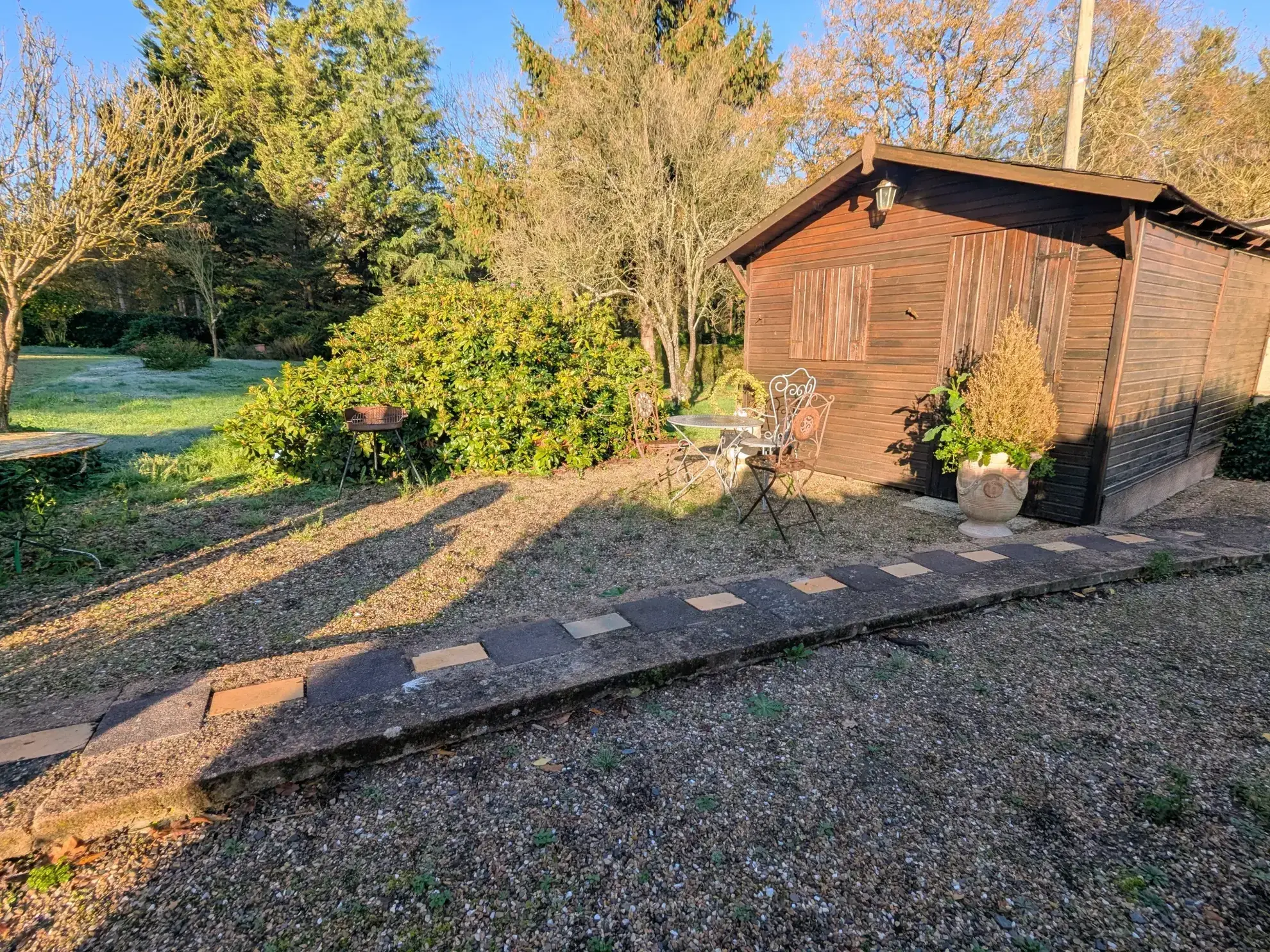 Terrain de loisir à Candé de 2160 m² avec chalet, mare et dépendances