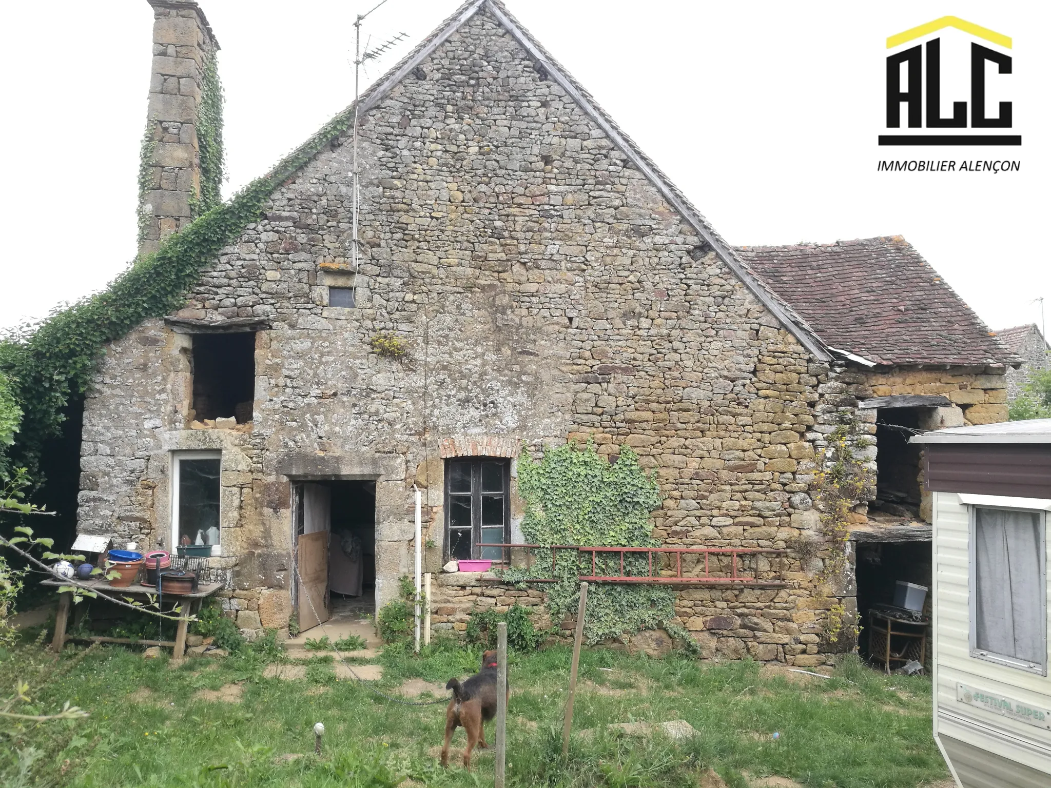 Maison en pierre à restaurer à La Ferrière Bochard, 60 m² avec terrain de 279 m² 
