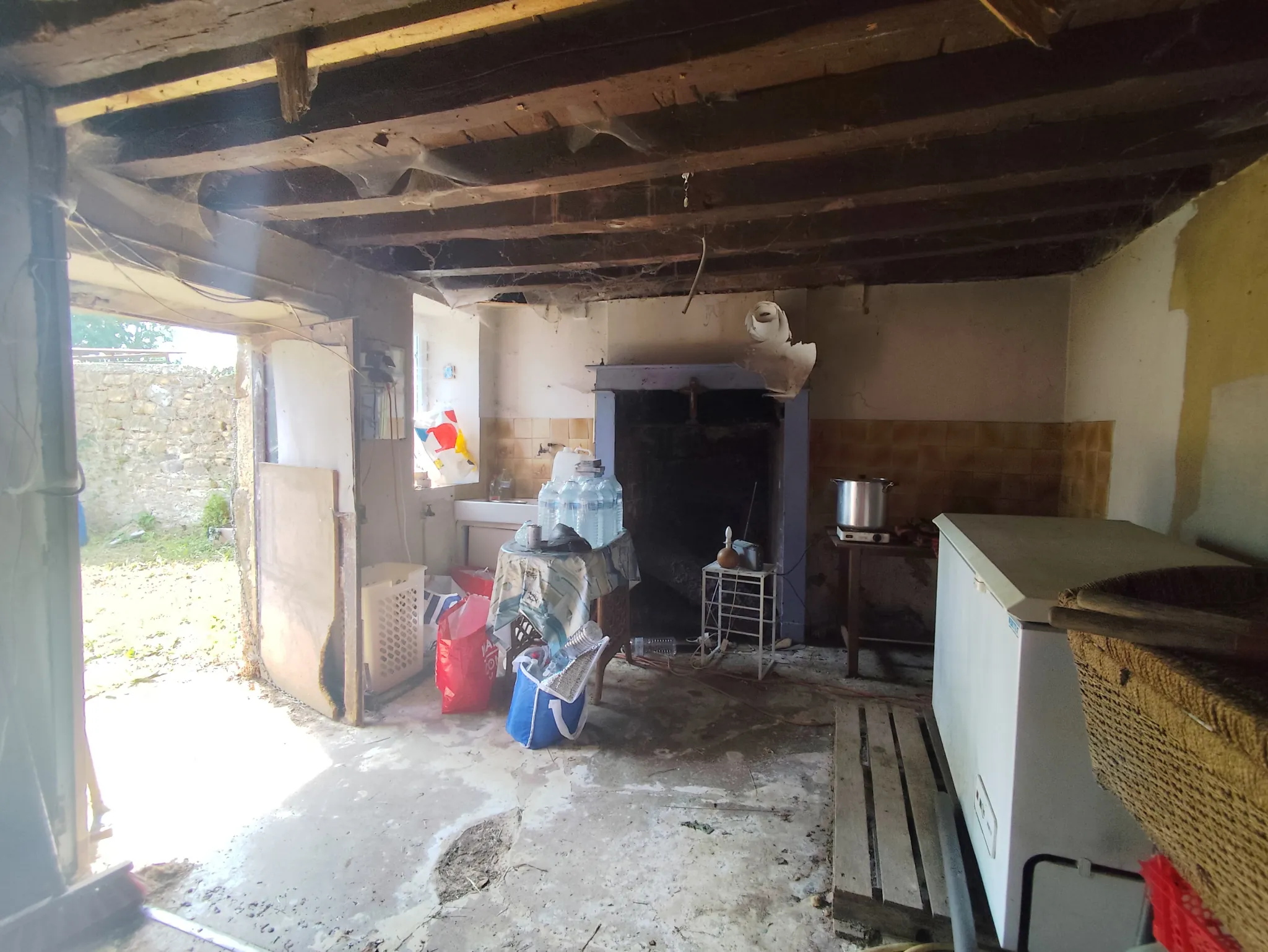 Maison en pierre à restaurer à La Ferrière Bochard, 60 m² avec terrain de 279 m² 