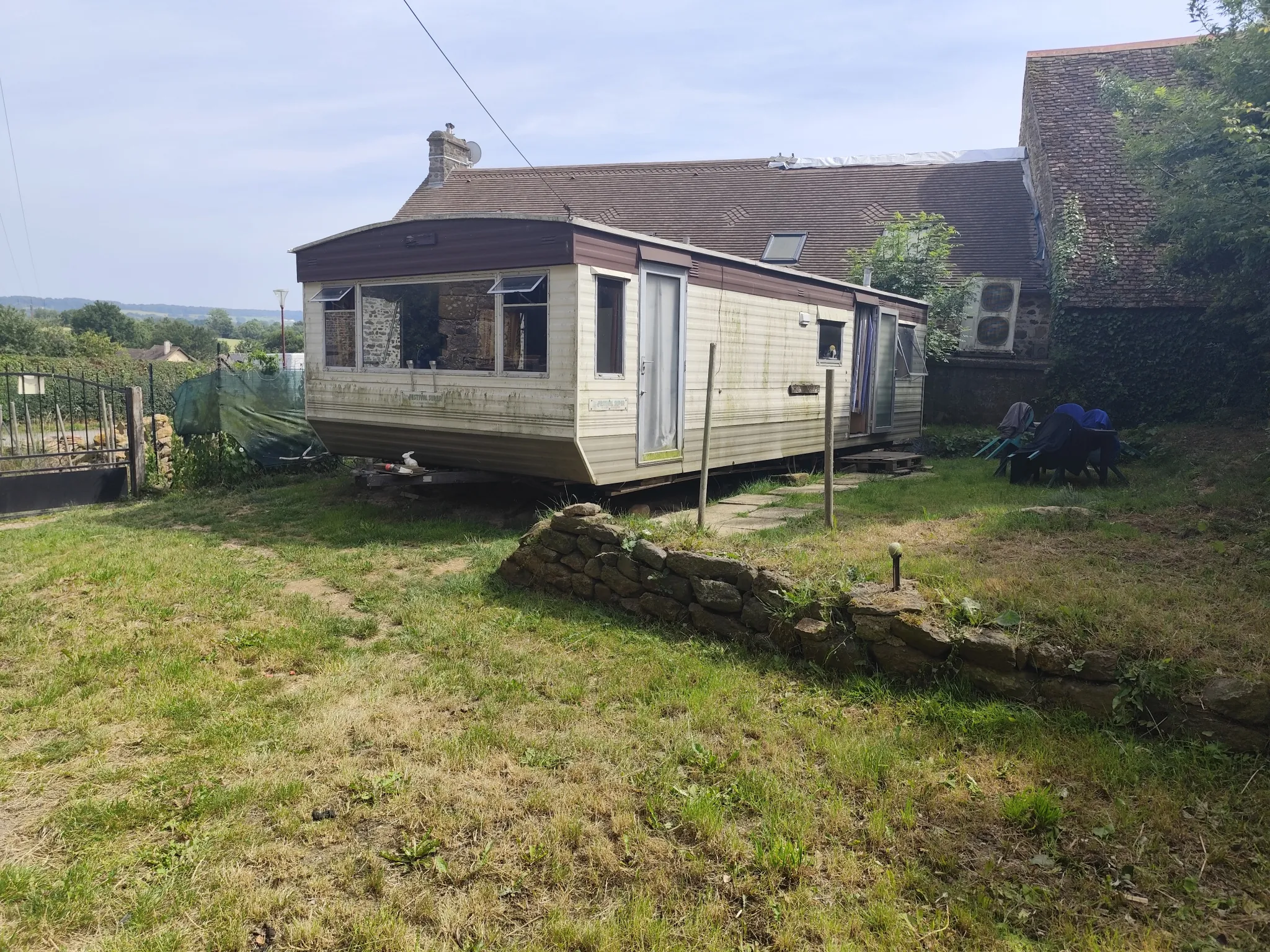 Maison en pierre à restaurer à La Ferrière Bochard, 60 m² avec terrain de 279 m² 