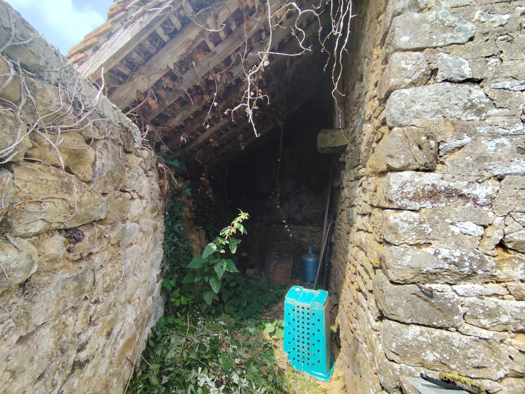 Maison en pierre à restaurer à La Ferrière Bochard, 60 m² avec terrain de 279 m² 