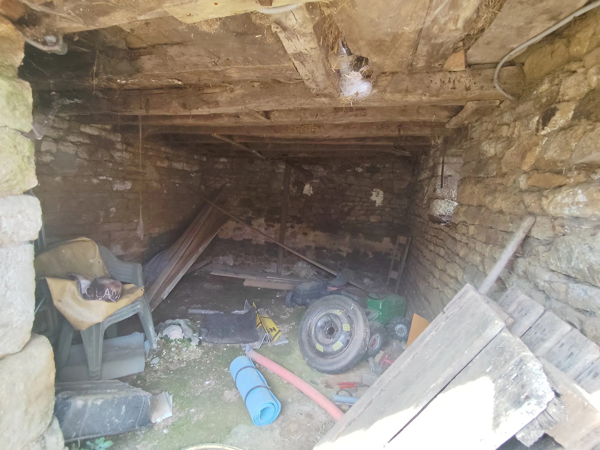 Maison en pierre à restaurer à La Ferrière Bochard, 60 m² avec terrain de 279 m² 