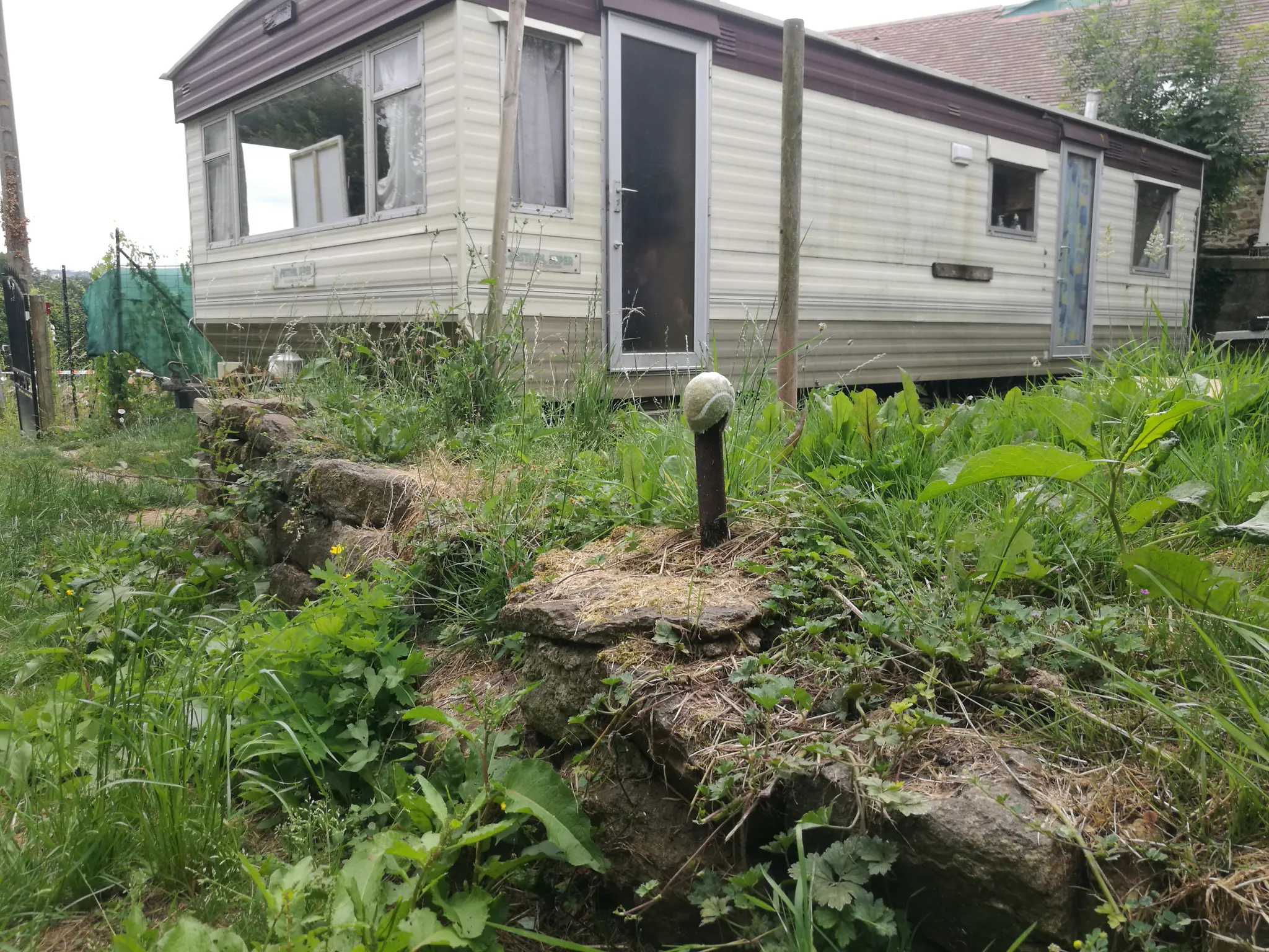 Maison en pierre à restaurer à La Ferrière Bochard, 60 m² avec terrain de 279 m² 