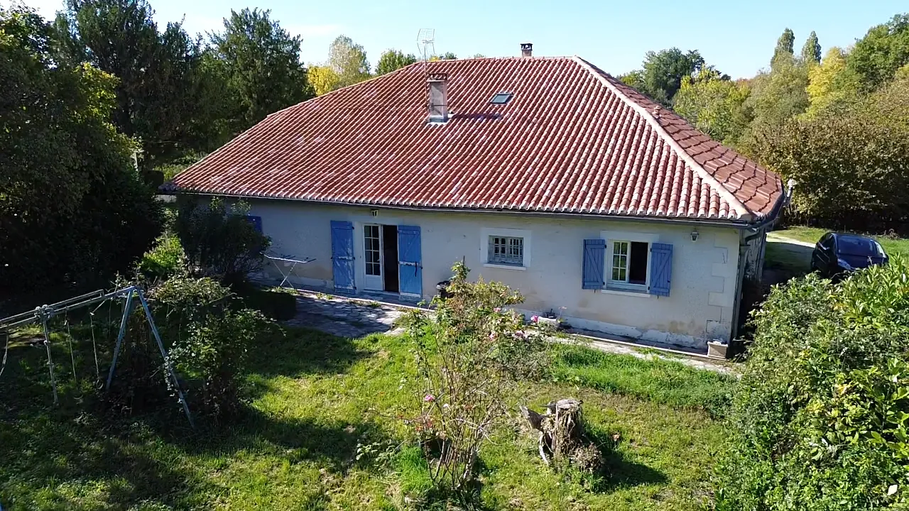Maison en pierre indépendante à Tocane St Apre avec grand terrain et grange