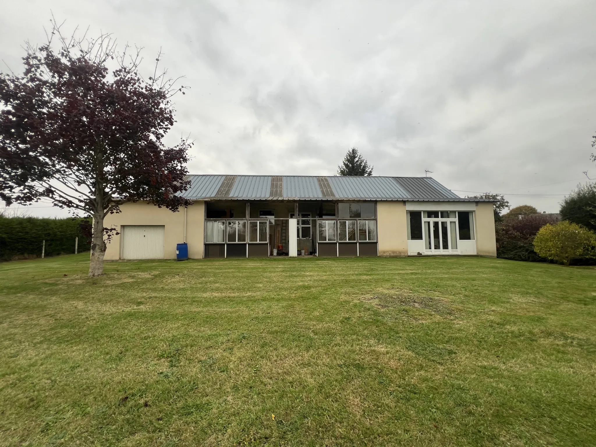 Vente d'un vaste hangar avec logement à Epegard – projet loft ou professionnel