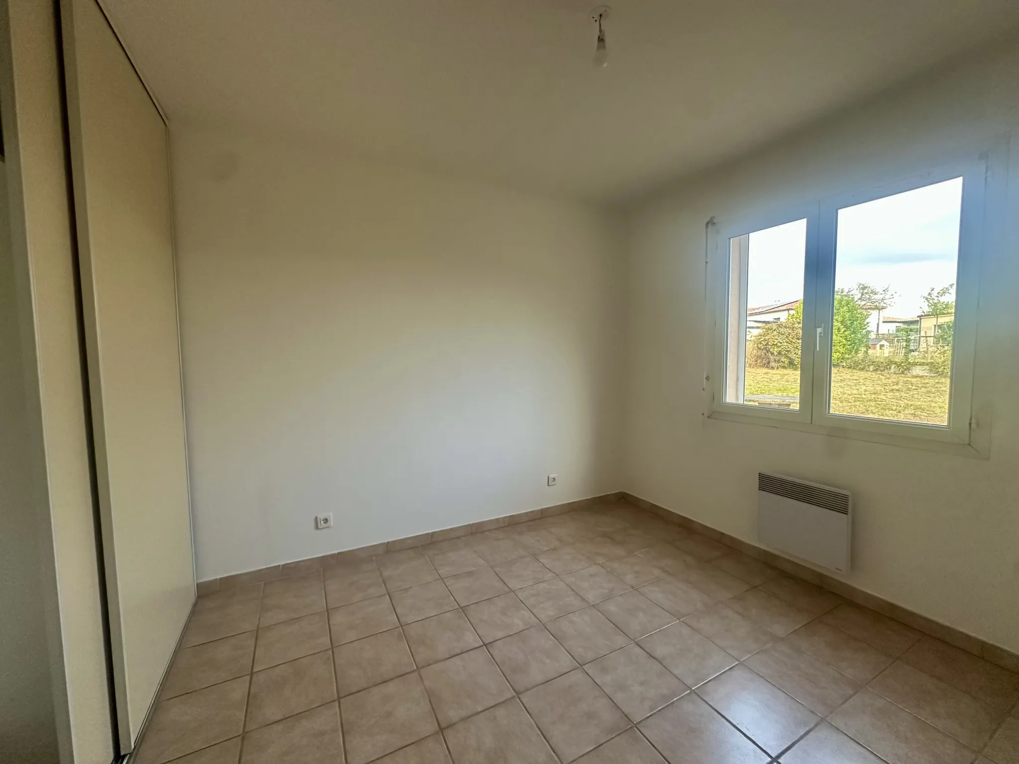 Maison récente de 90 m² avec jardin et garage à Rustiques, proche Carcassonne 