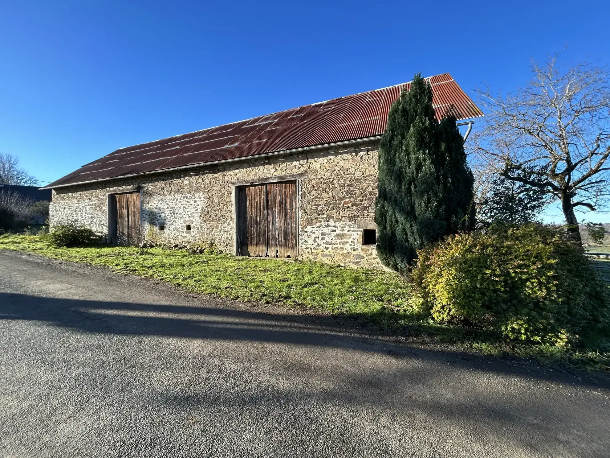 Grande grange à réhabiliter avec terrain et vue sur les Monédières en Corrèze