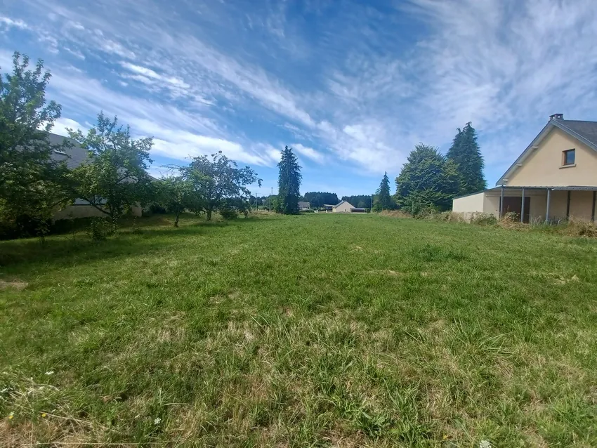 Terrain constructible à Saint-Gervais d'Auvergne de 739 m² proche commodités