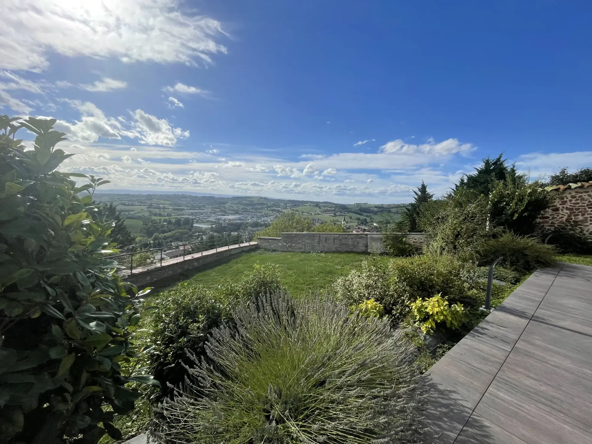 Villa avec vue panoramique à Amplepuis – 3 chambres, terrasse et jardin exposé sud-ouest
