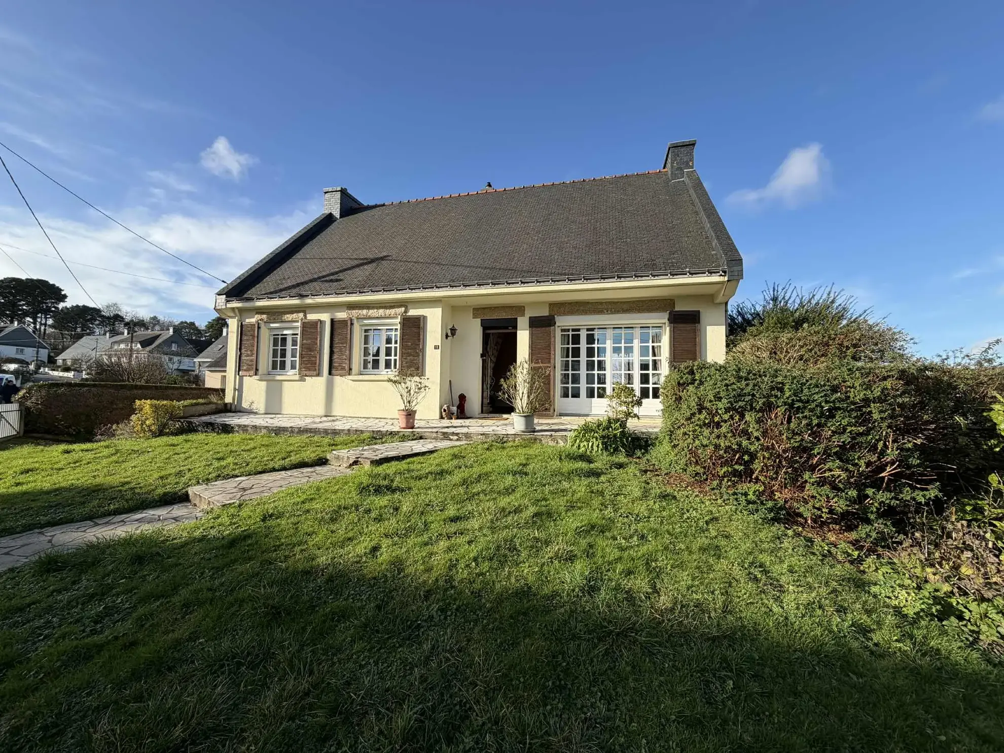 Belle maison familiale à Baud avec jardin et sous-sol, dans quartier résidentiel calme