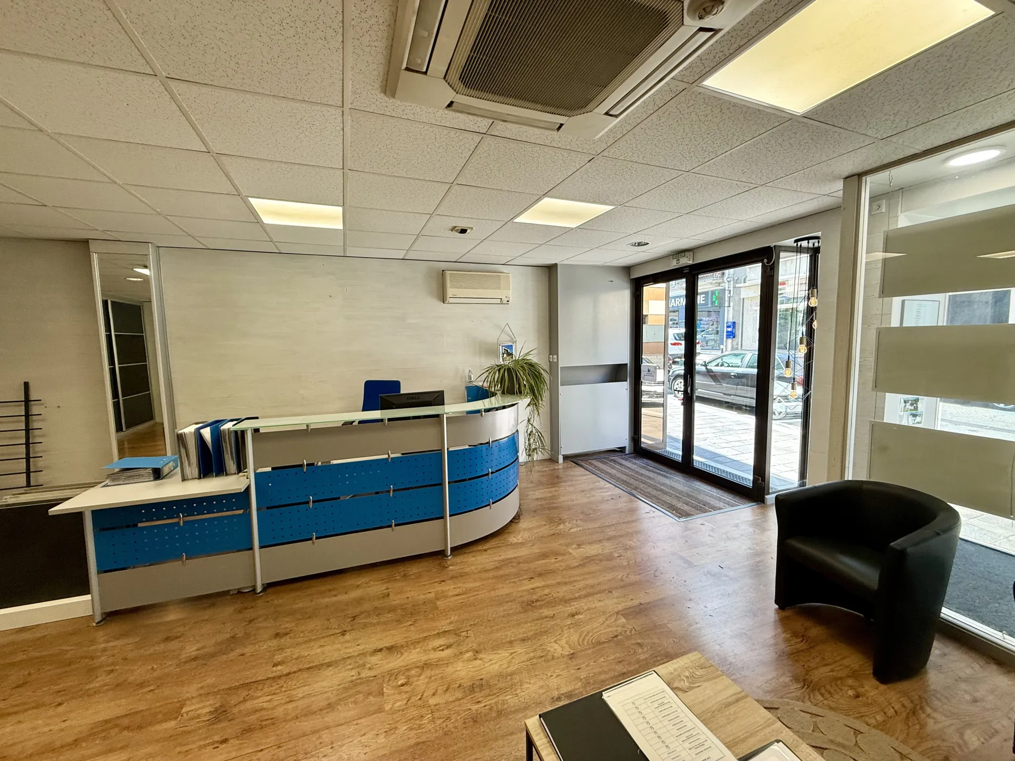 Local commercial de 111 m² avec cave à Saint-Jean-de-Maurienne en centre-ville, visibilité exceptionnelle 