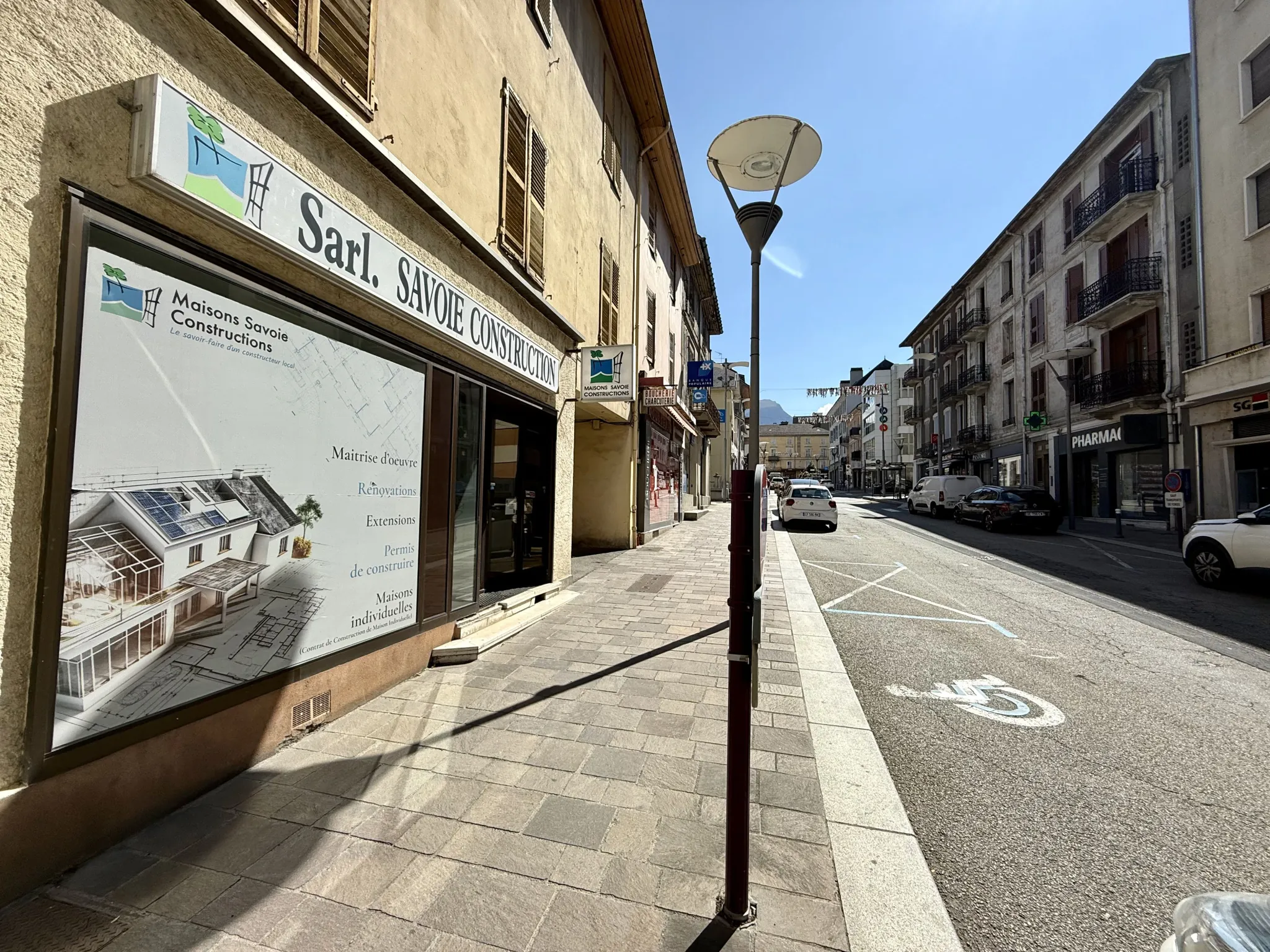 Local commercial de 111 m² avec cave à Saint-Jean-de-Maurienne en centre-ville, visibilité exceptionnelle 