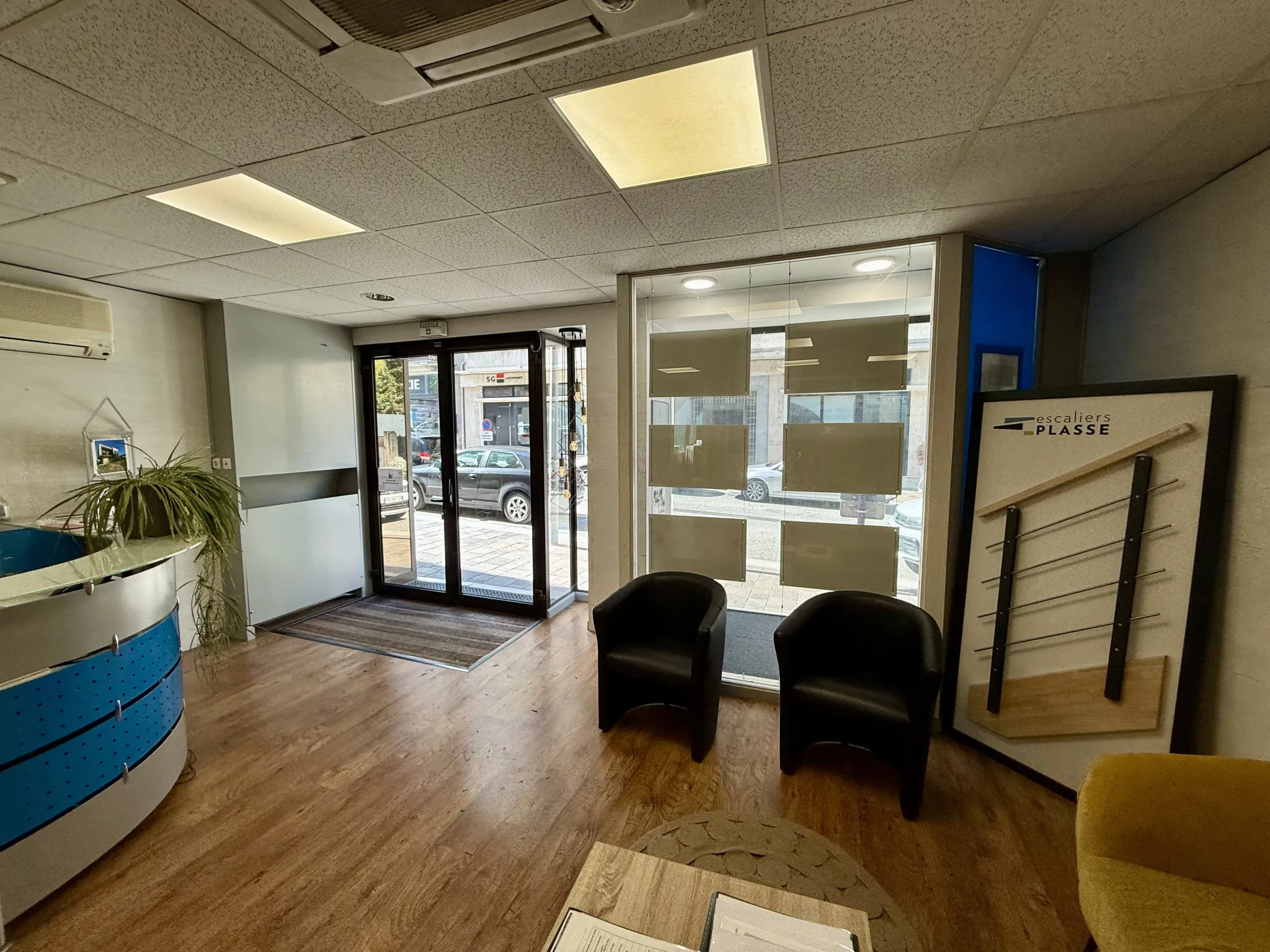 Local commercial de 111 m² avec cave à Saint-Jean-de-Maurienne en centre-ville, visibilité exceptionnelle 