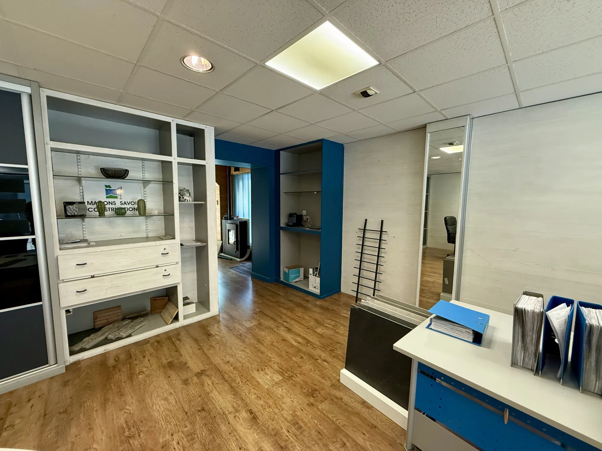 Local commercial de 111 m² avec cave à Saint-Jean-de-Maurienne en centre-ville, visibilité exceptionnelle 