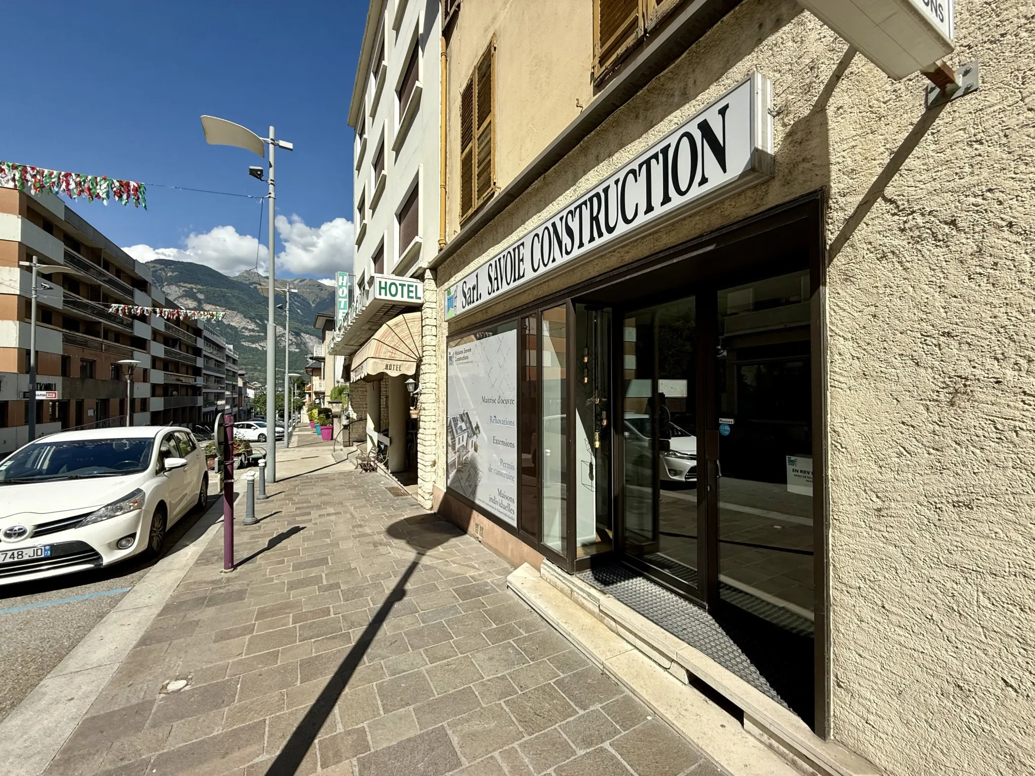 Local commercial de 111 m² avec cave à Saint-Jean-de-Maurienne en centre-ville, visibilité exceptionnelle 