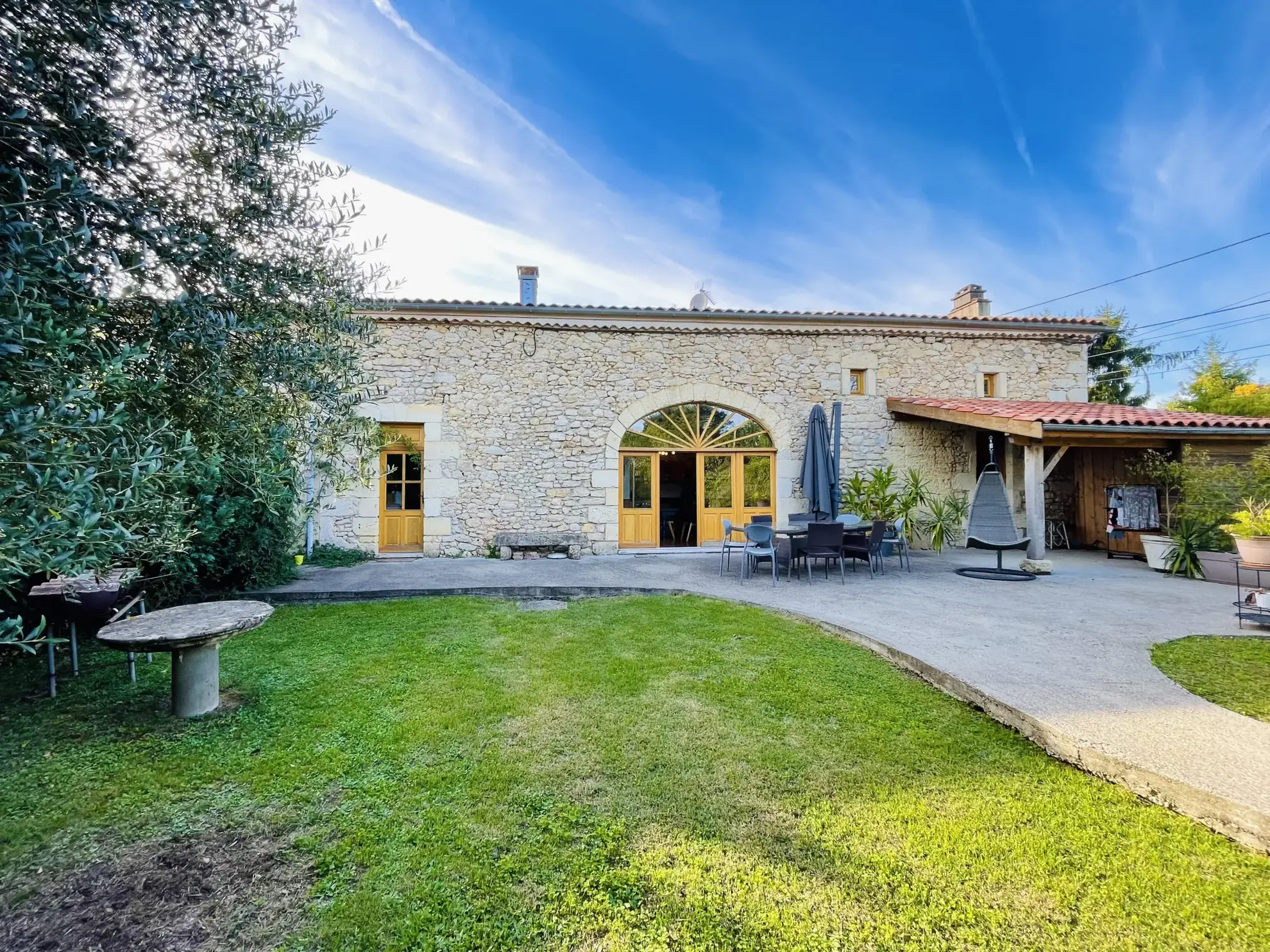 Magnifique maison en pierre avec grande dépendance et jardin à Ruch près de Saint-Emilion