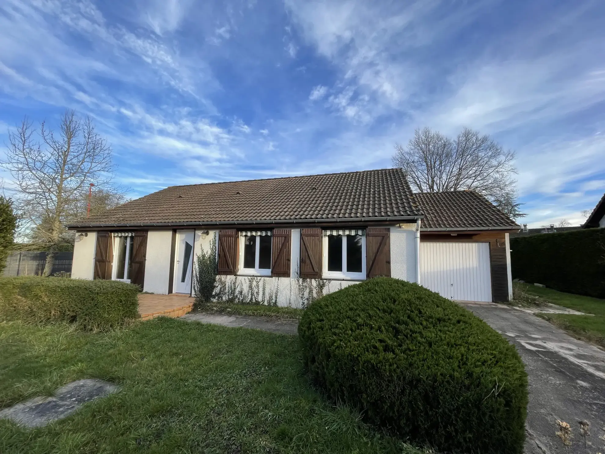 Maison de plain-pied à vendre à Vendat, 93 m², garage, secteur calme