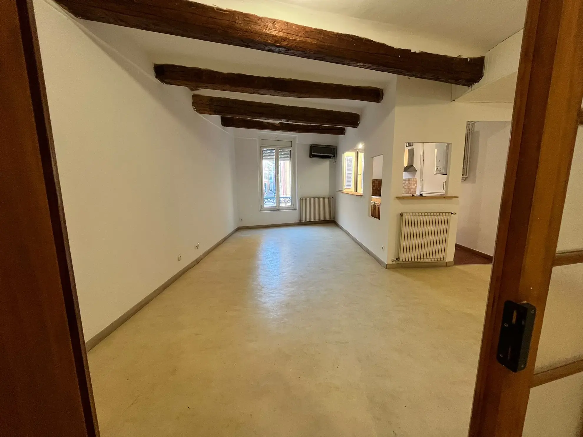 Grand appartement T2 de charme à La Seyne-sur-Mer avec vue urbaine 