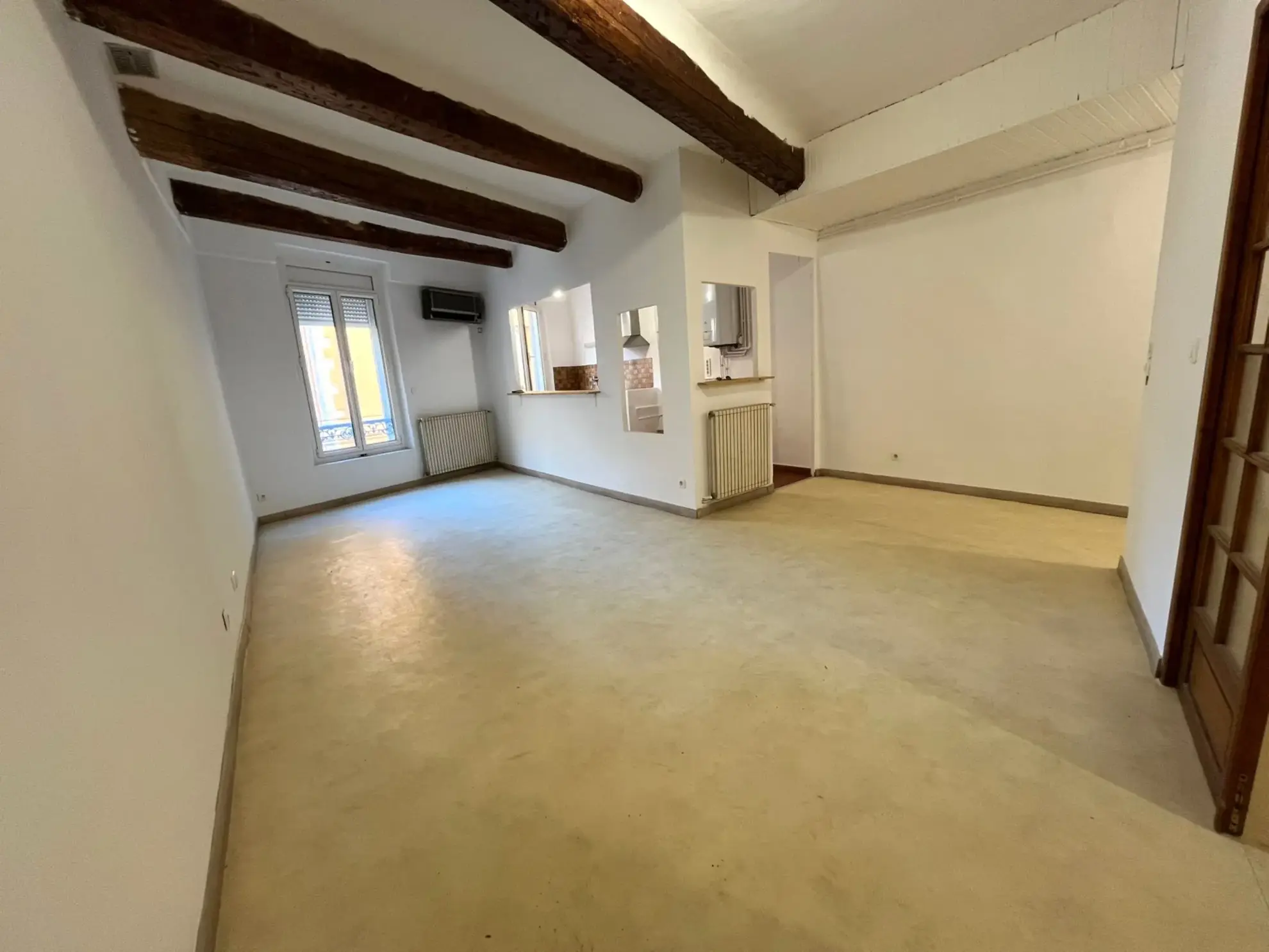 Grand appartement T2 de charme à La Seyne-sur-Mer avec vue urbaine 